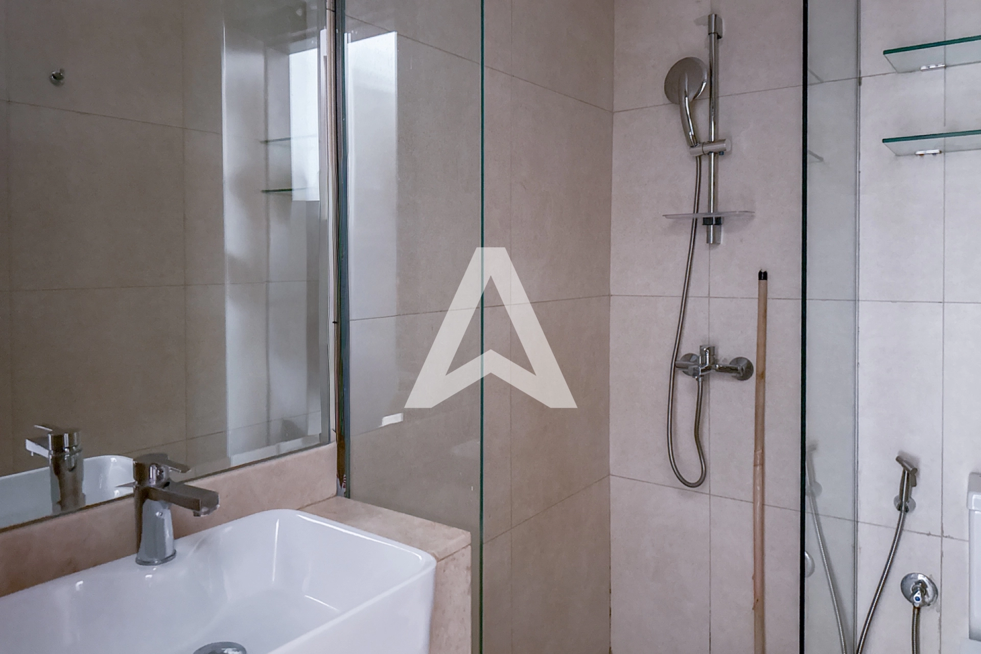 Displayed image from the thumbnail slider