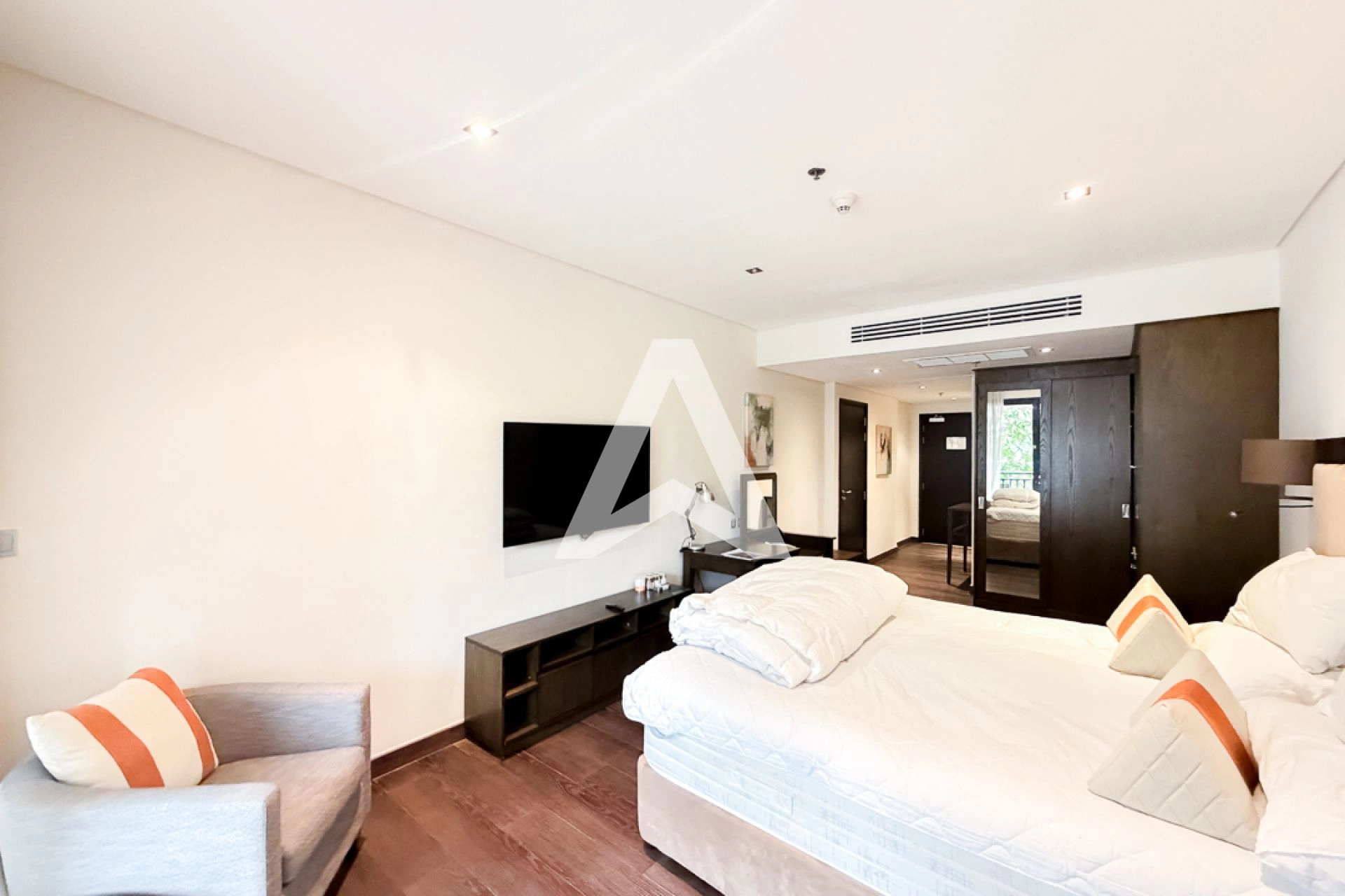 Displayed image from the thumbnail slider