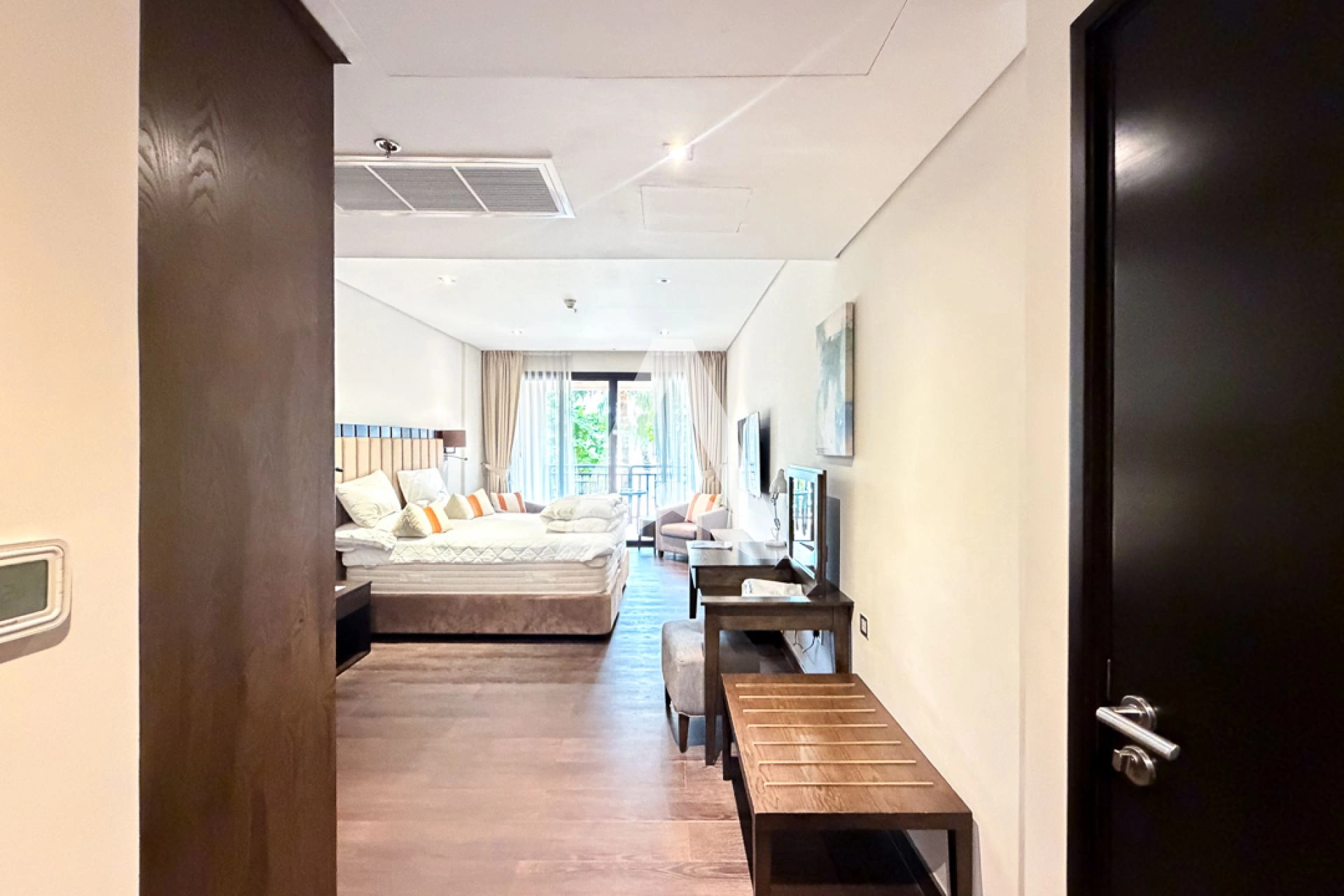 Displayed image from the thumbnail slider