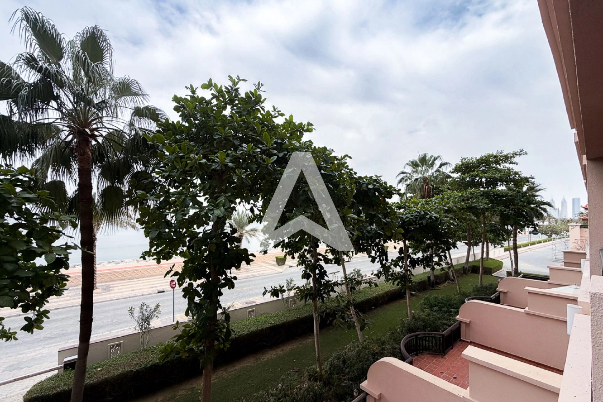 Displayed image from the thumbnail slider