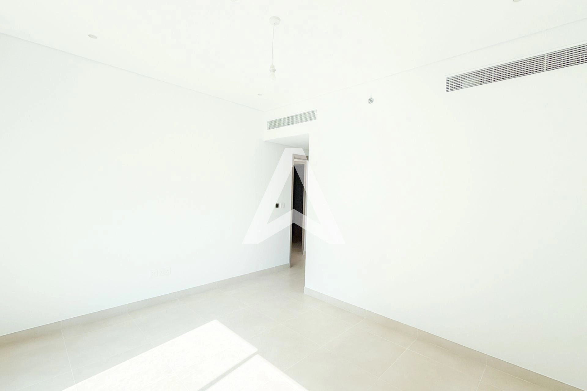 Displayed image from the thumbnail slider