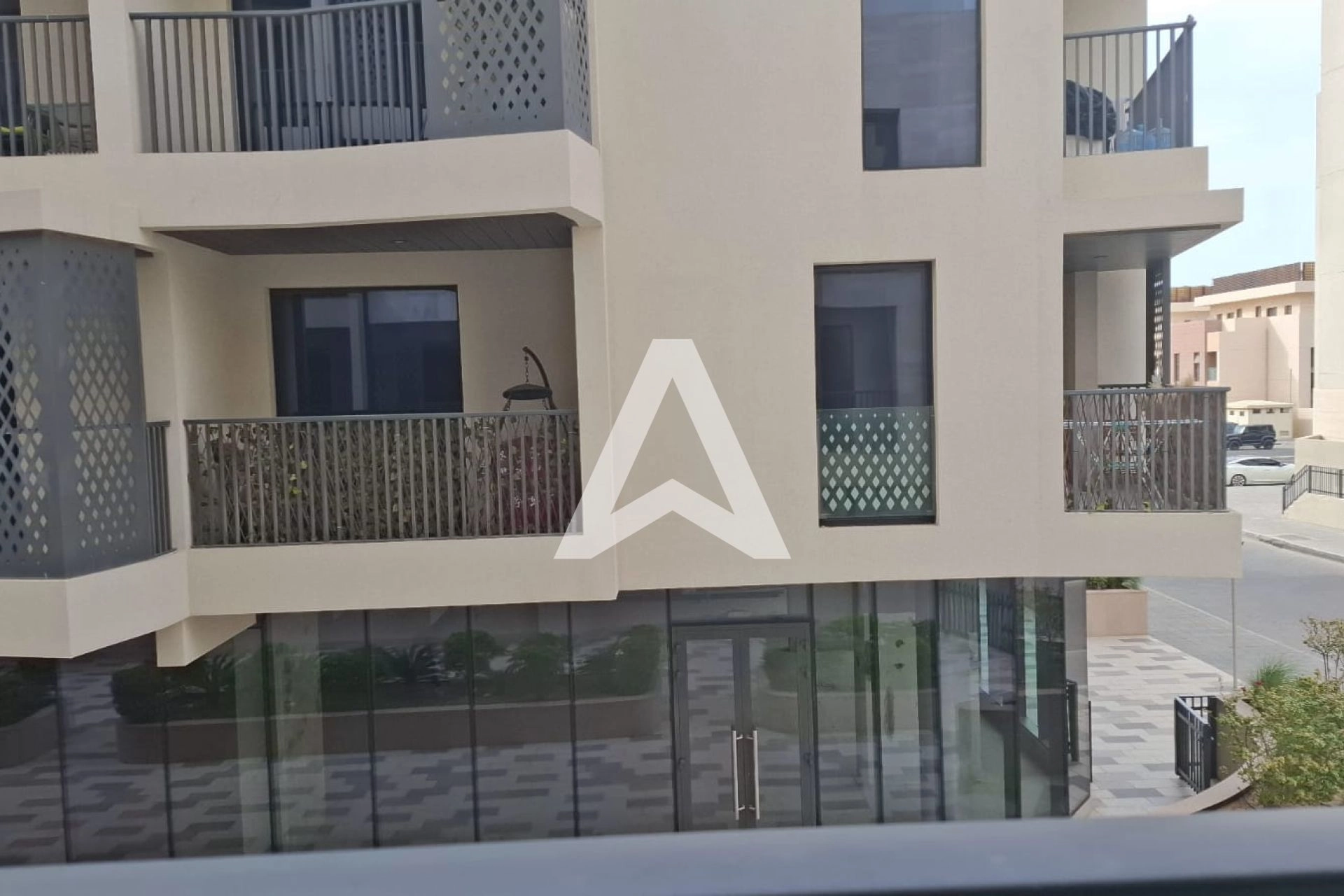 Displayed image from the thumbnail slider