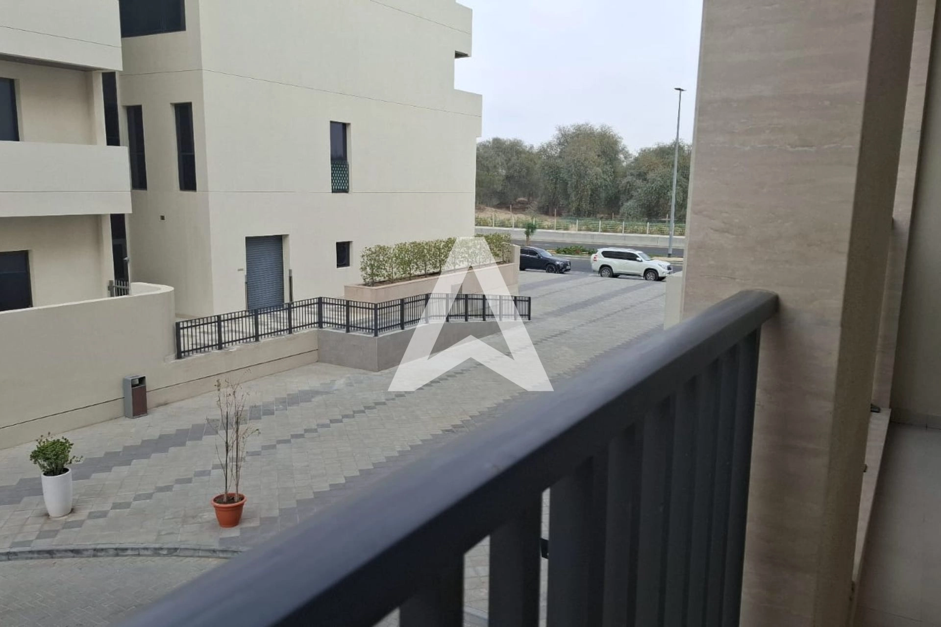 Displayed image from the thumbnail slider