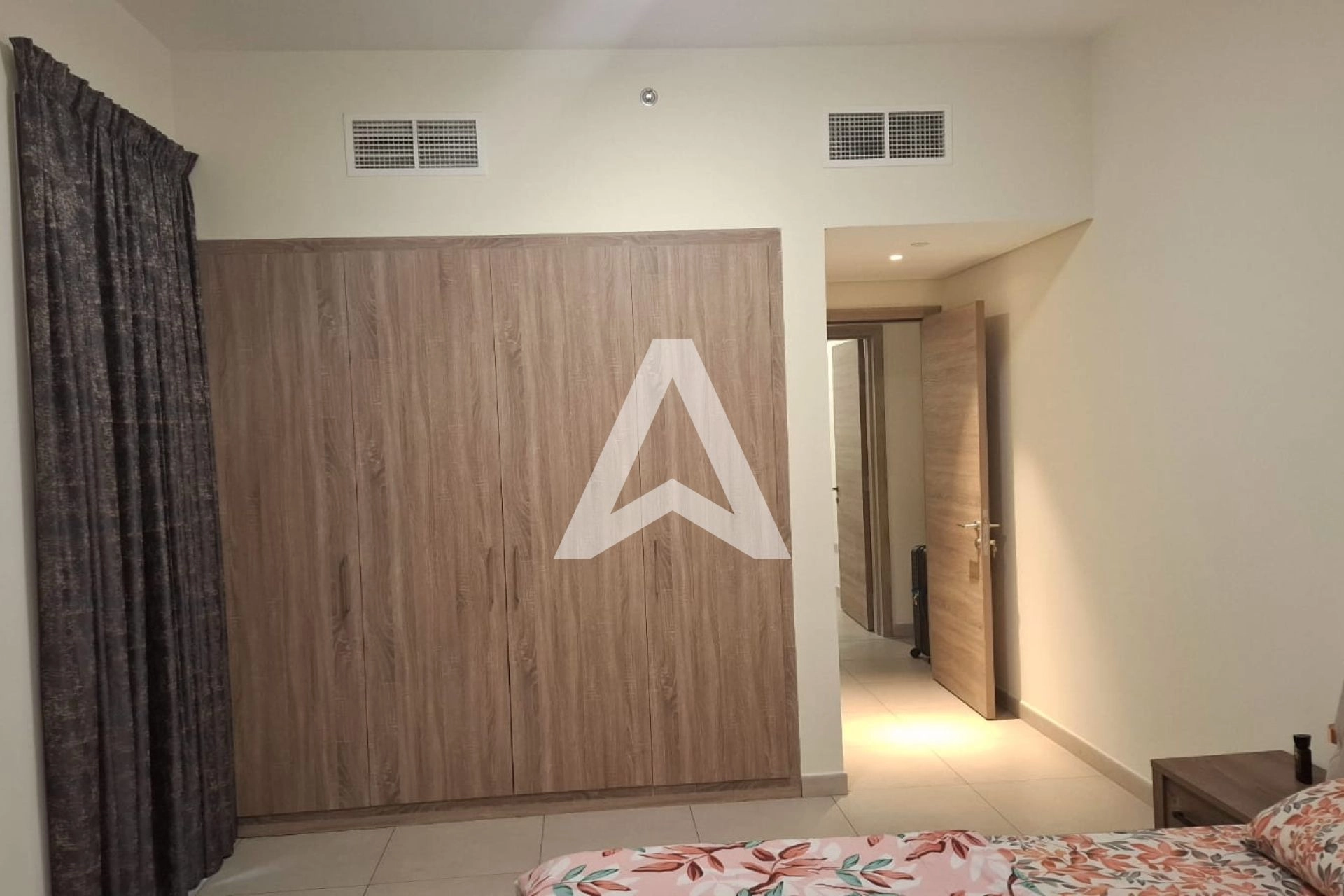 Displayed image from the thumbnail slider