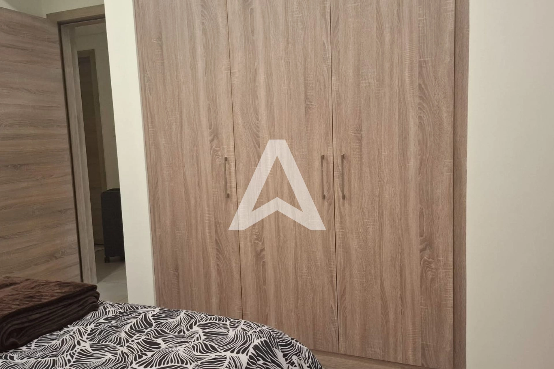 Displayed image from the thumbnail slider