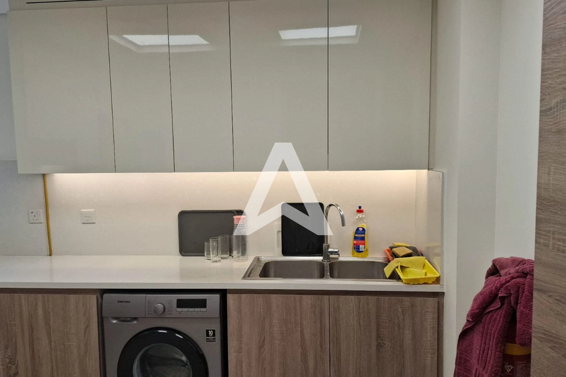 Displayed image from the thumbnail slider