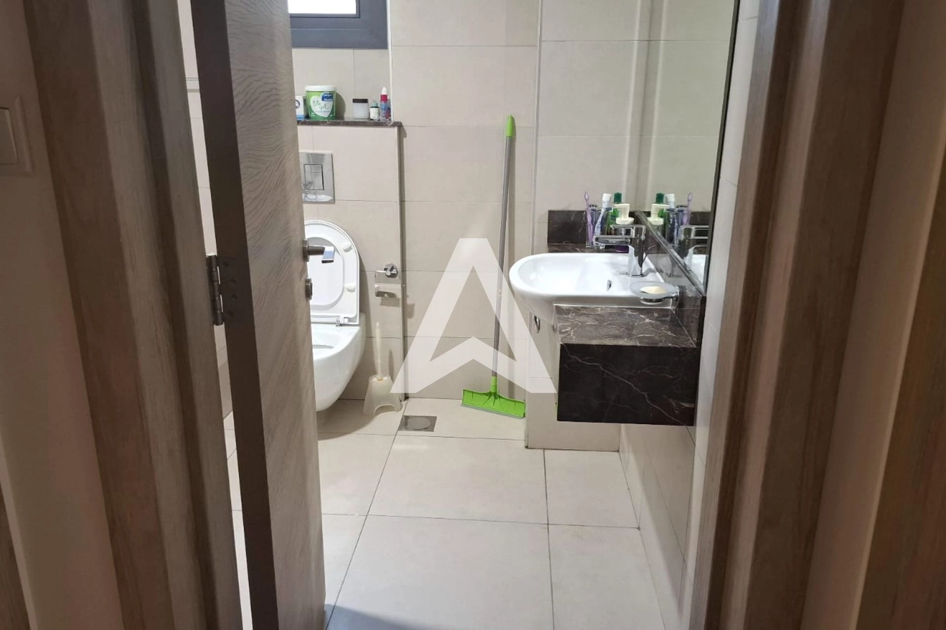 Displayed image from the thumbnail slider