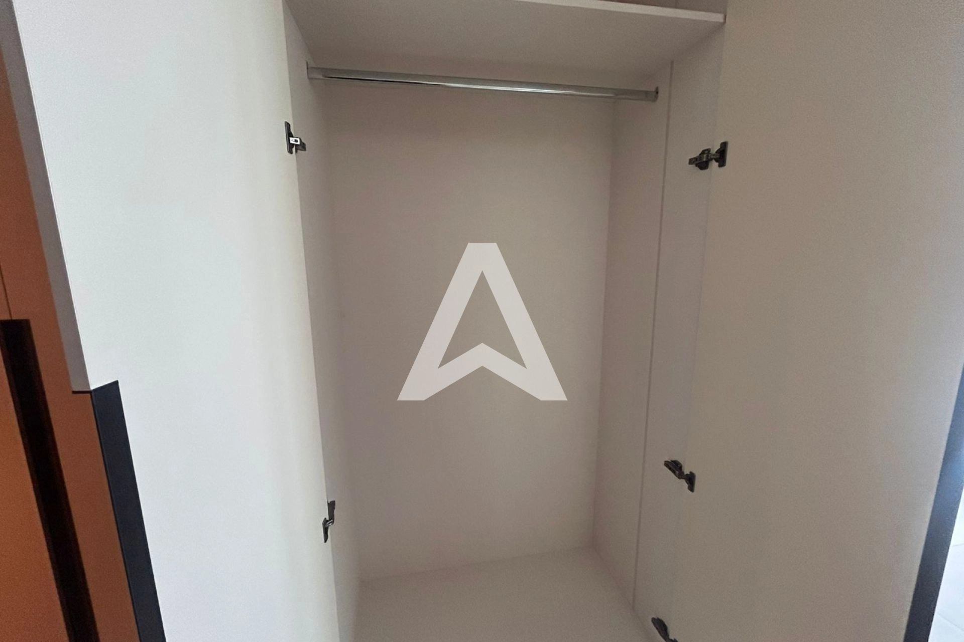 Displayed image from the thumbnail slider