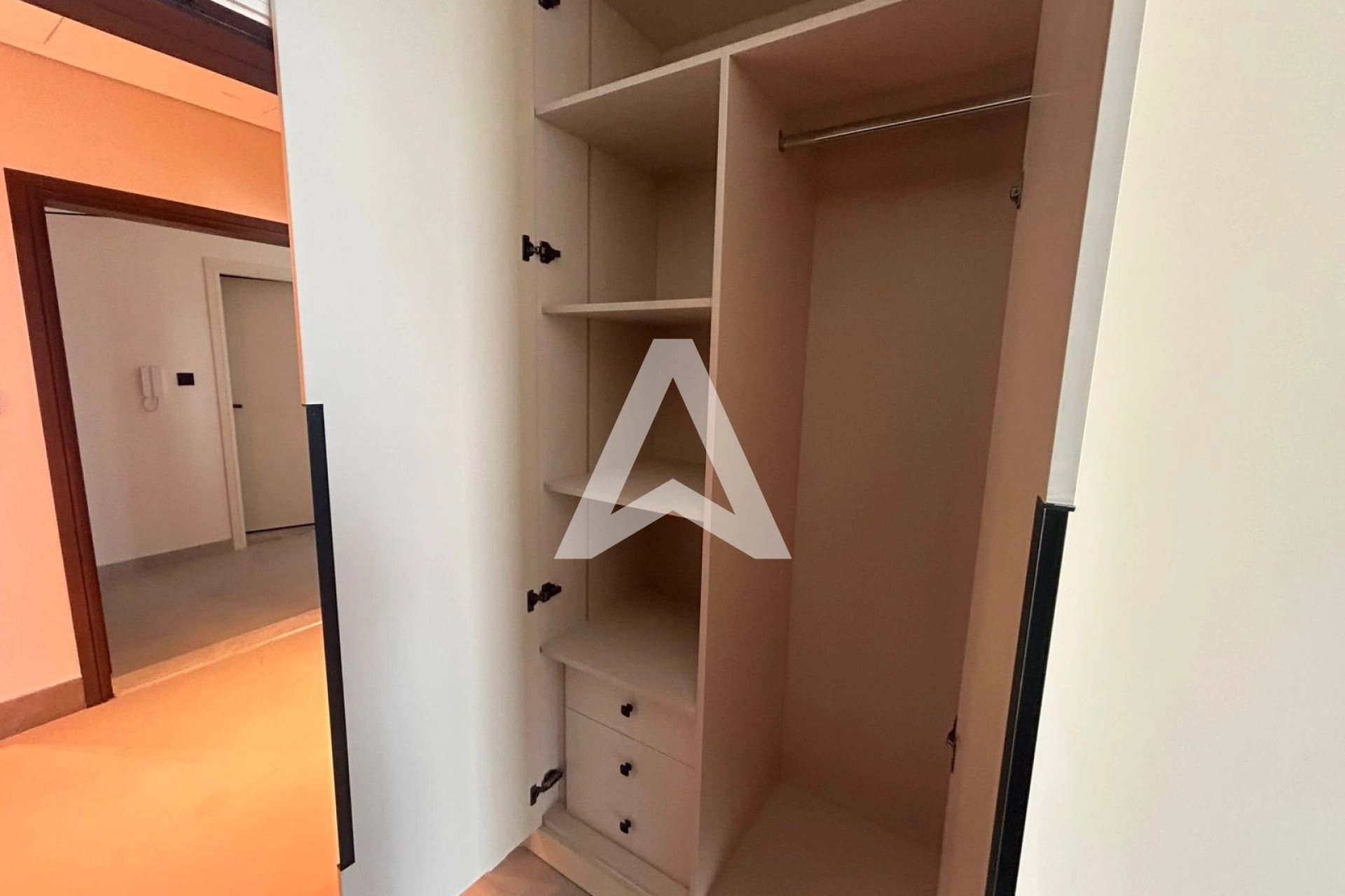 Displayed image from the thumbnail slider
