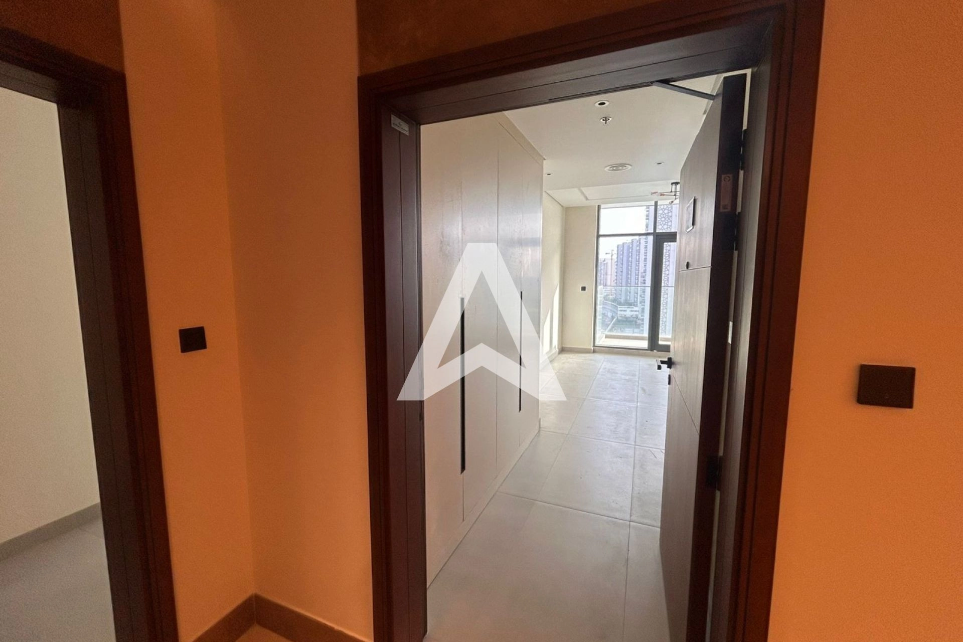 Displayed image from the thumbnail slider