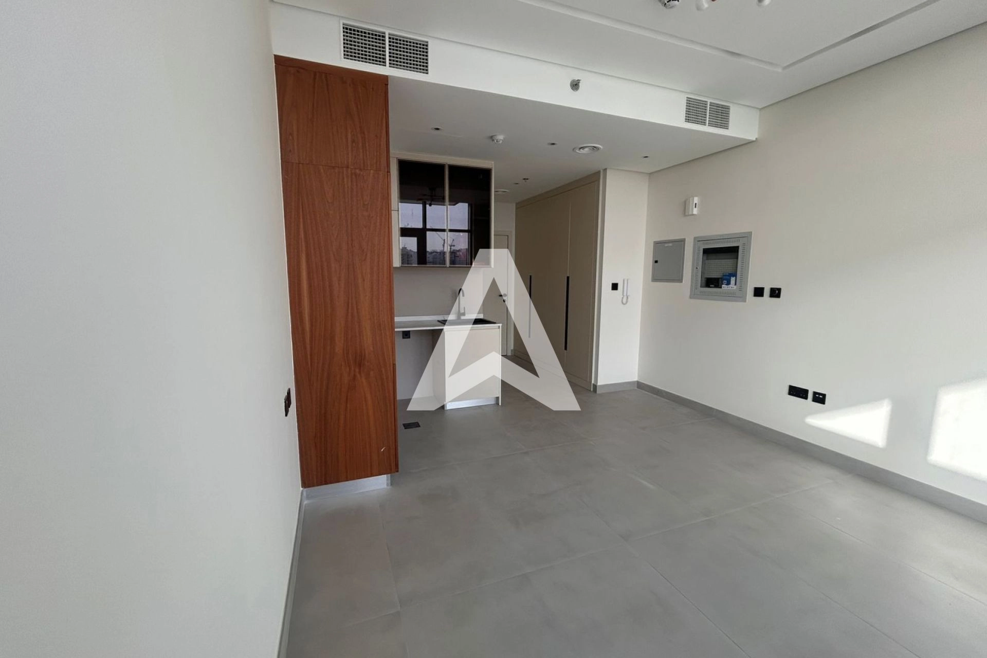 Displayed image from the thumbnail slider