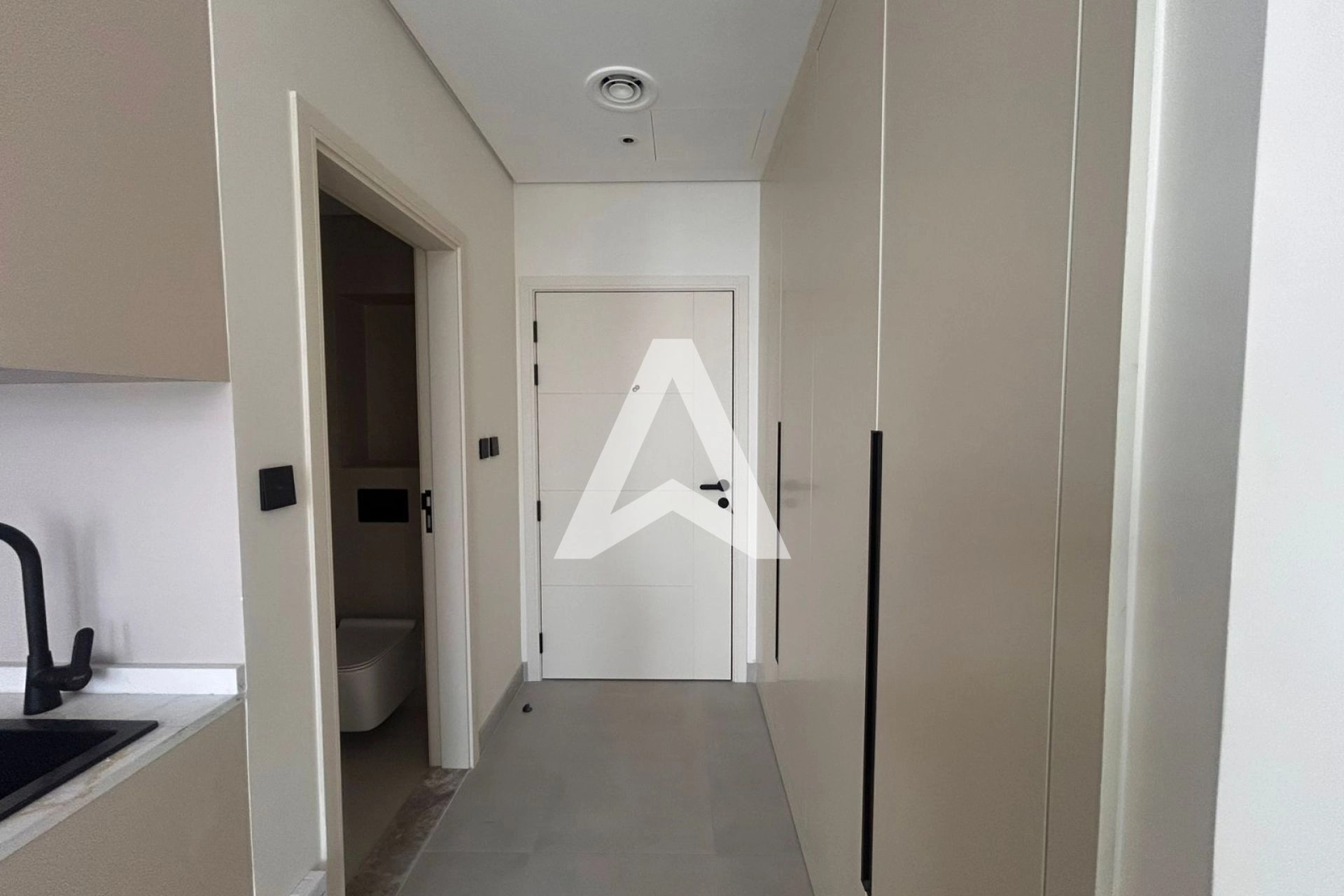 Displayed image from the thumbnail slider
