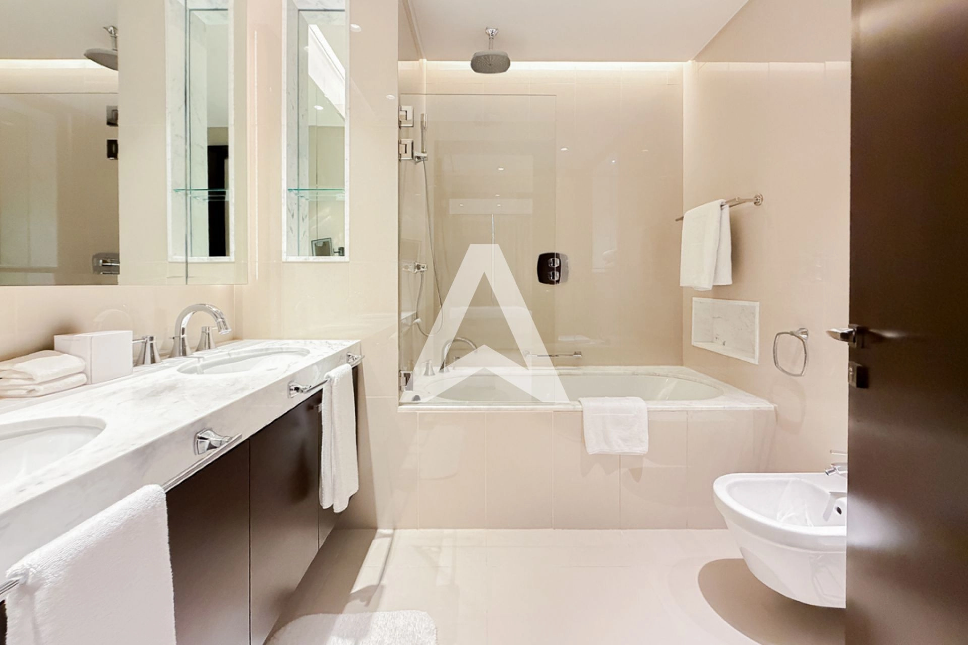 Displayed image from the thumbnail slider