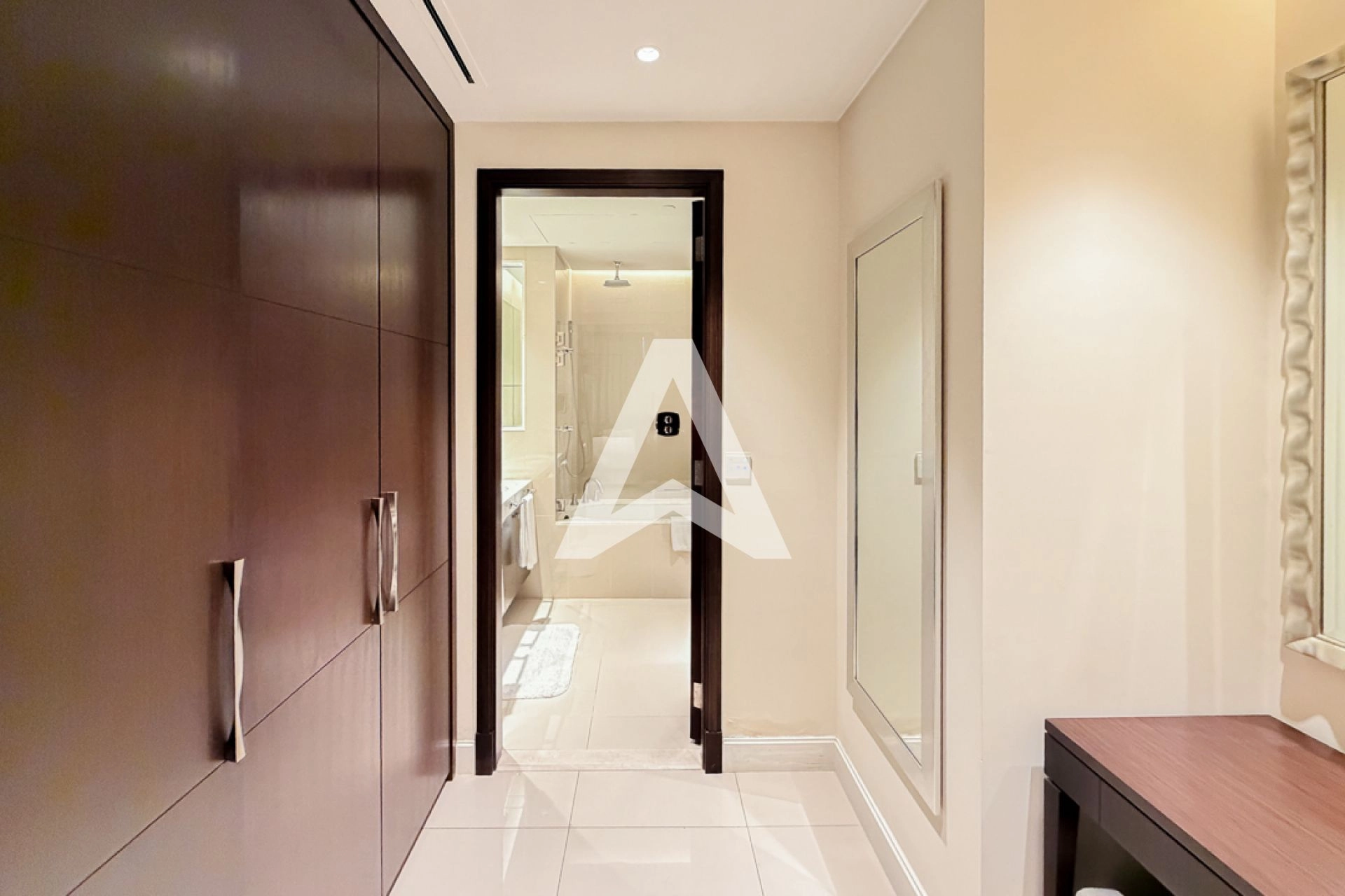 Displayed image from the thumbnail slider