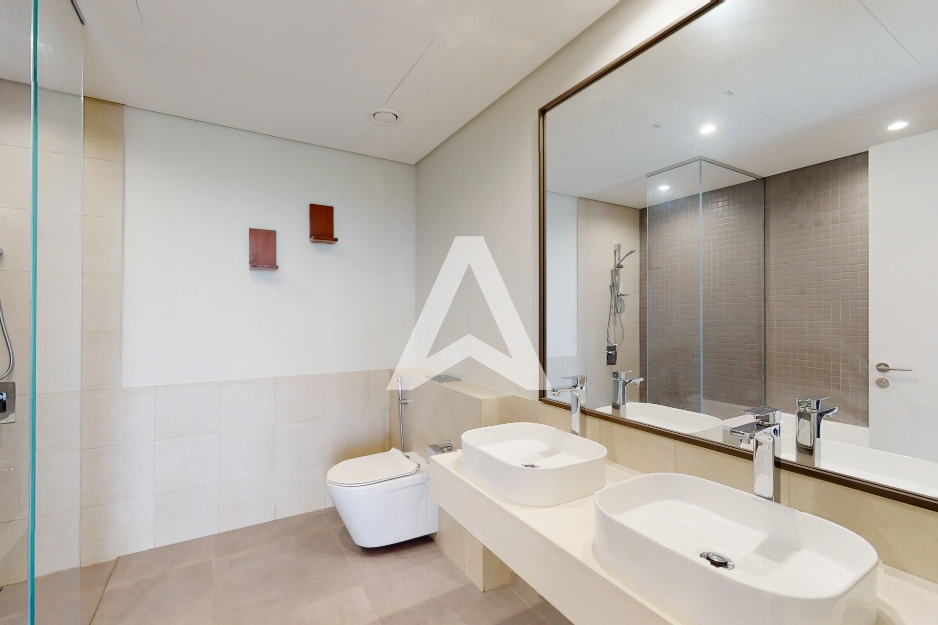 Displayed image from the thumbnail slider
