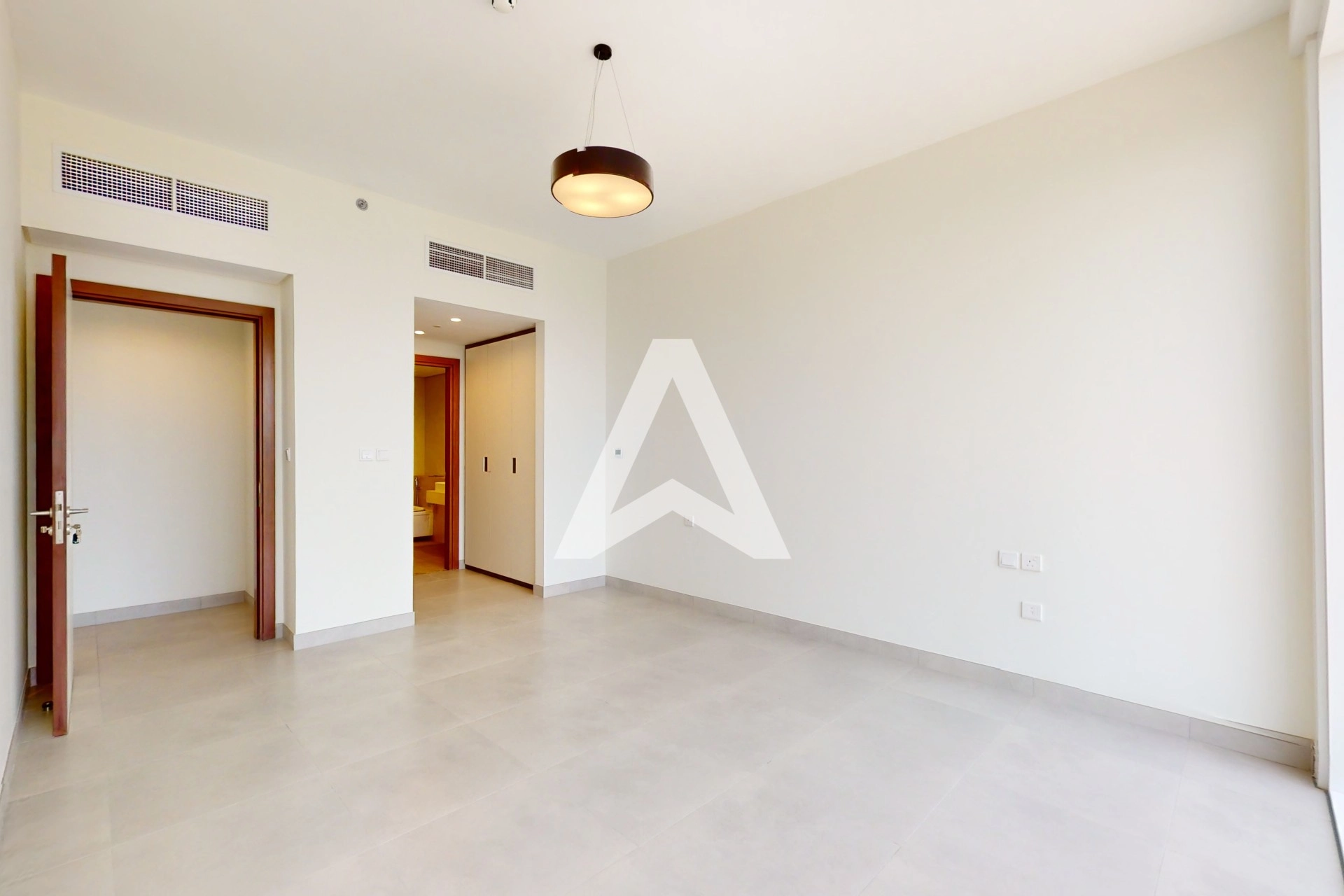 Displayed image from the thumbnail slider