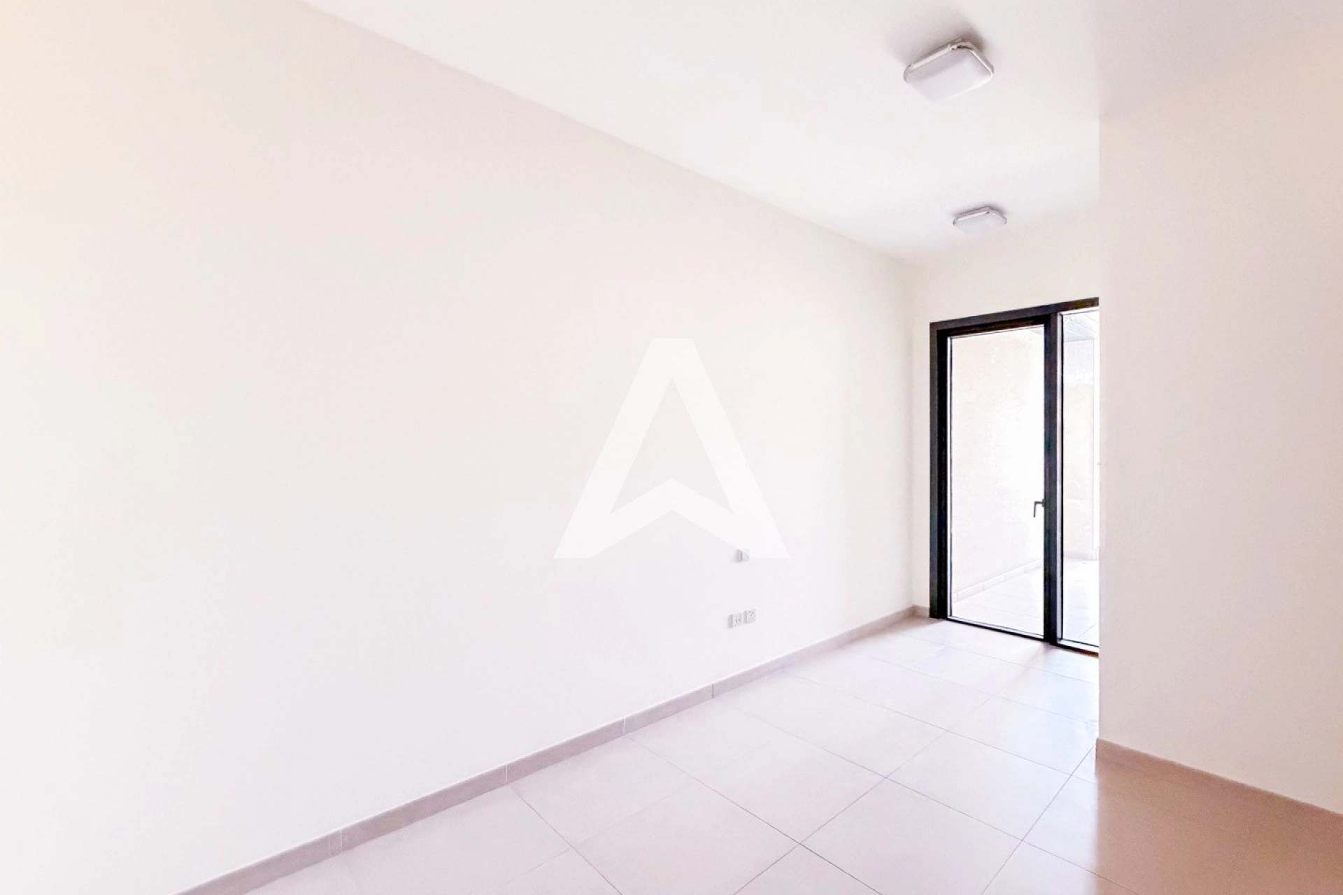 Displayed image from the thumbnail slider