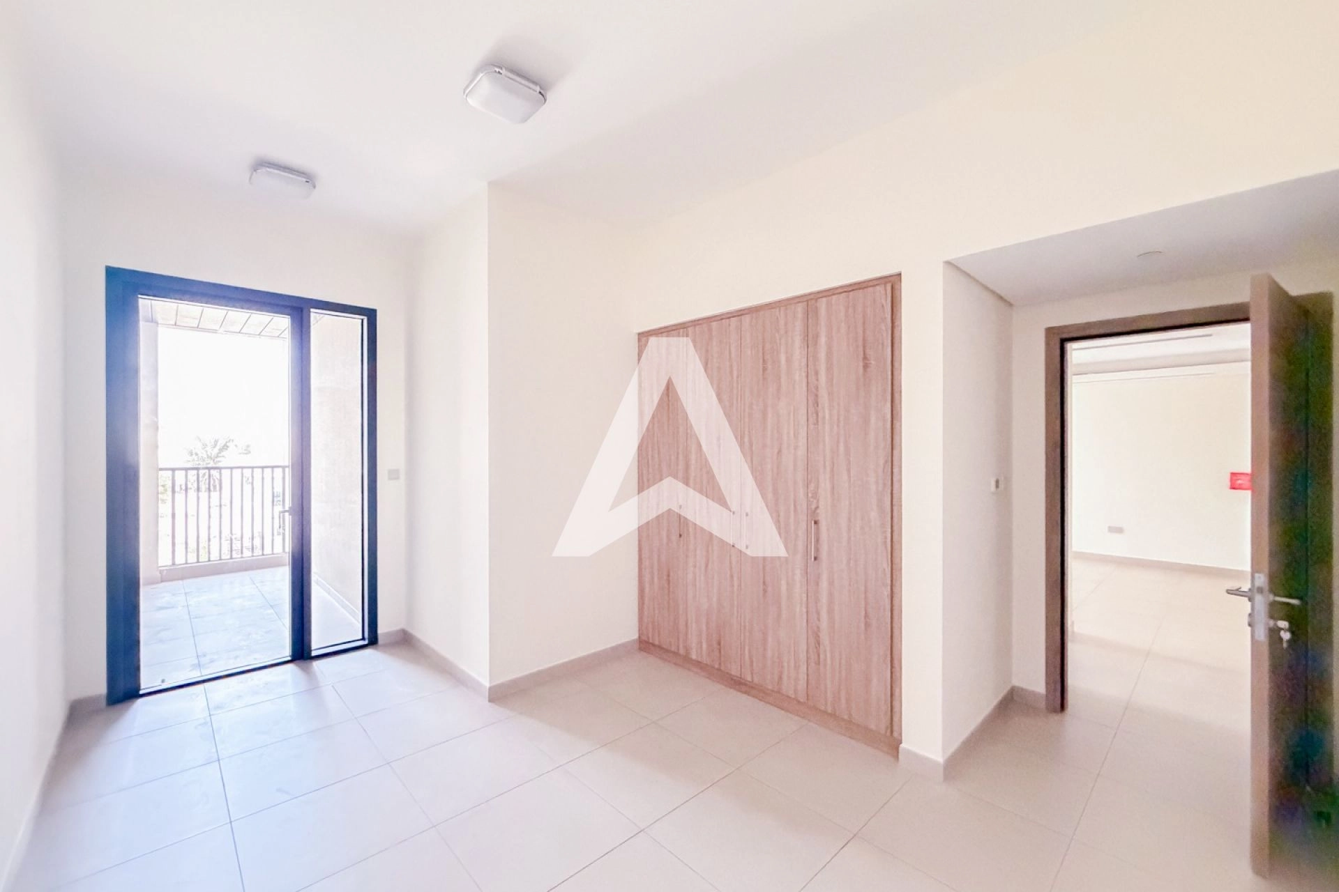 Displayed image from the thumbnail slider