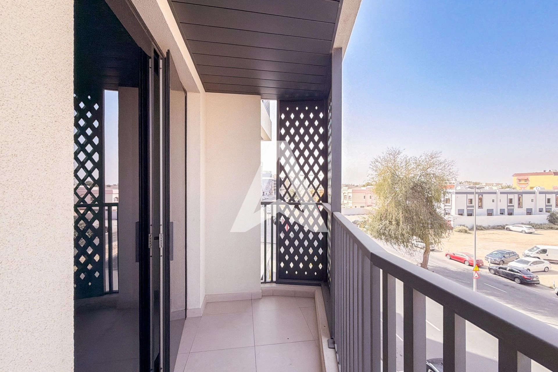 Displayed image from the thumbnail slider