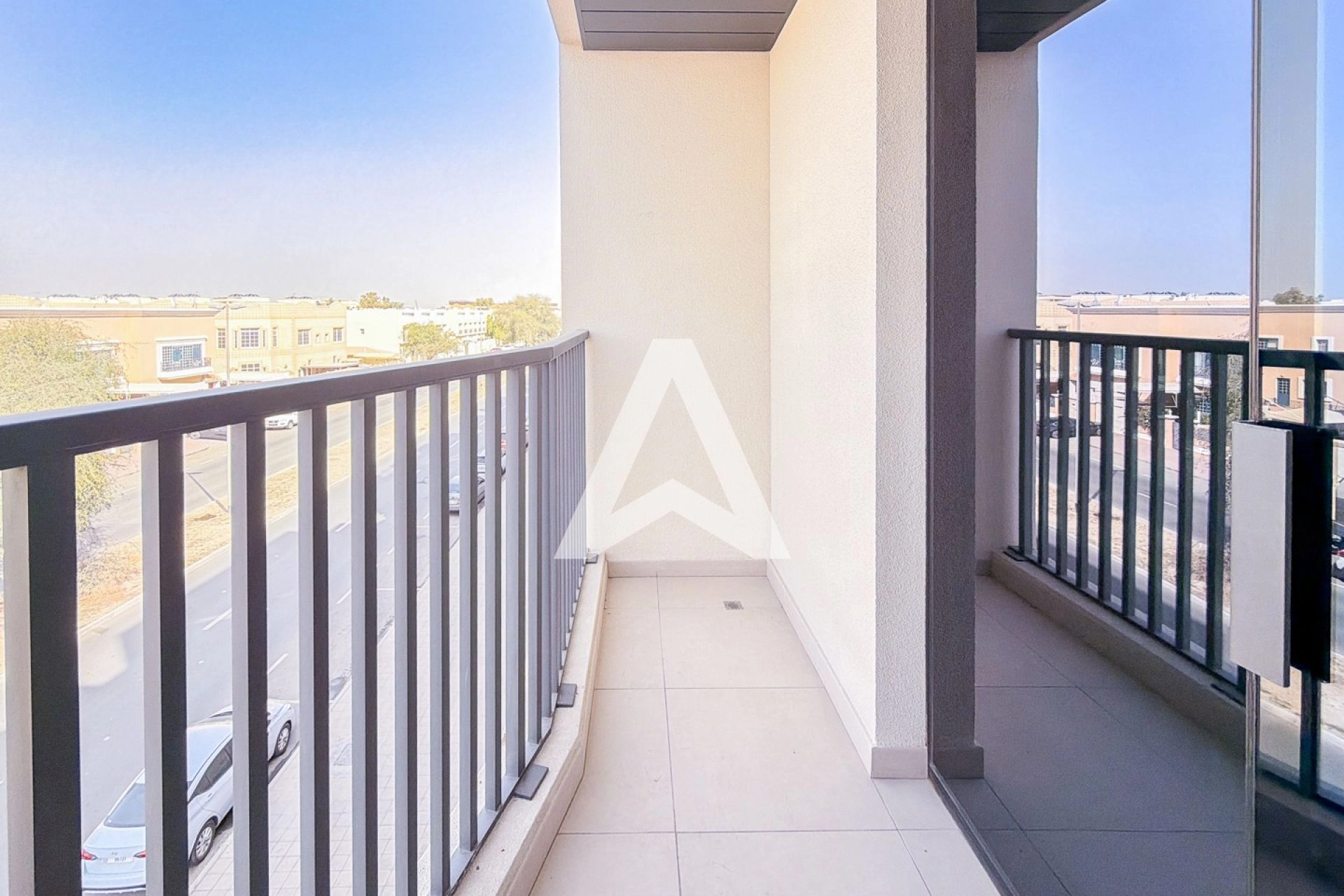 Displayed image from the thumbnail slider