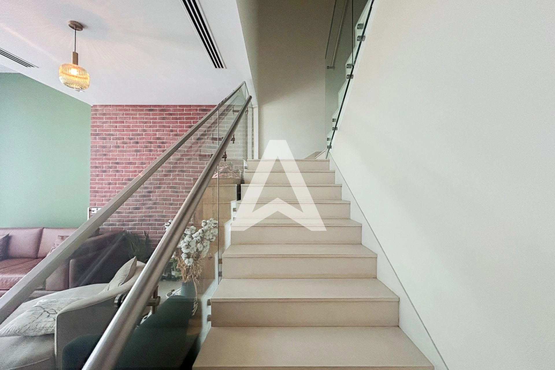 Displayed image from the thumbnail slider