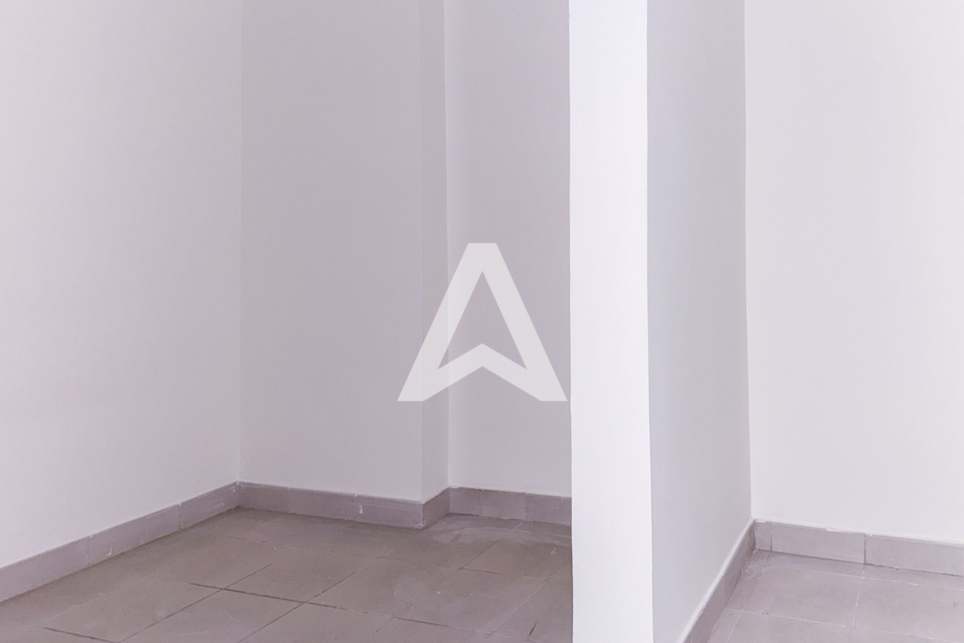 Displayed image from the thumbnail slider