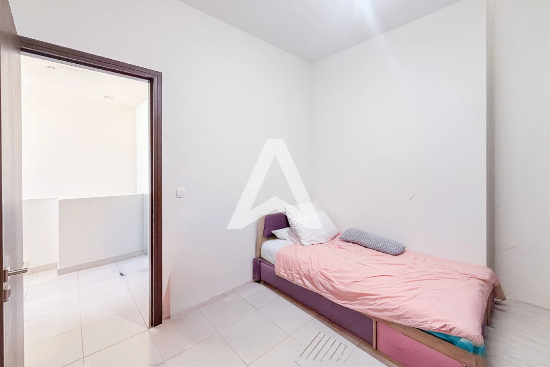 Displayed image from the thumbnail slider