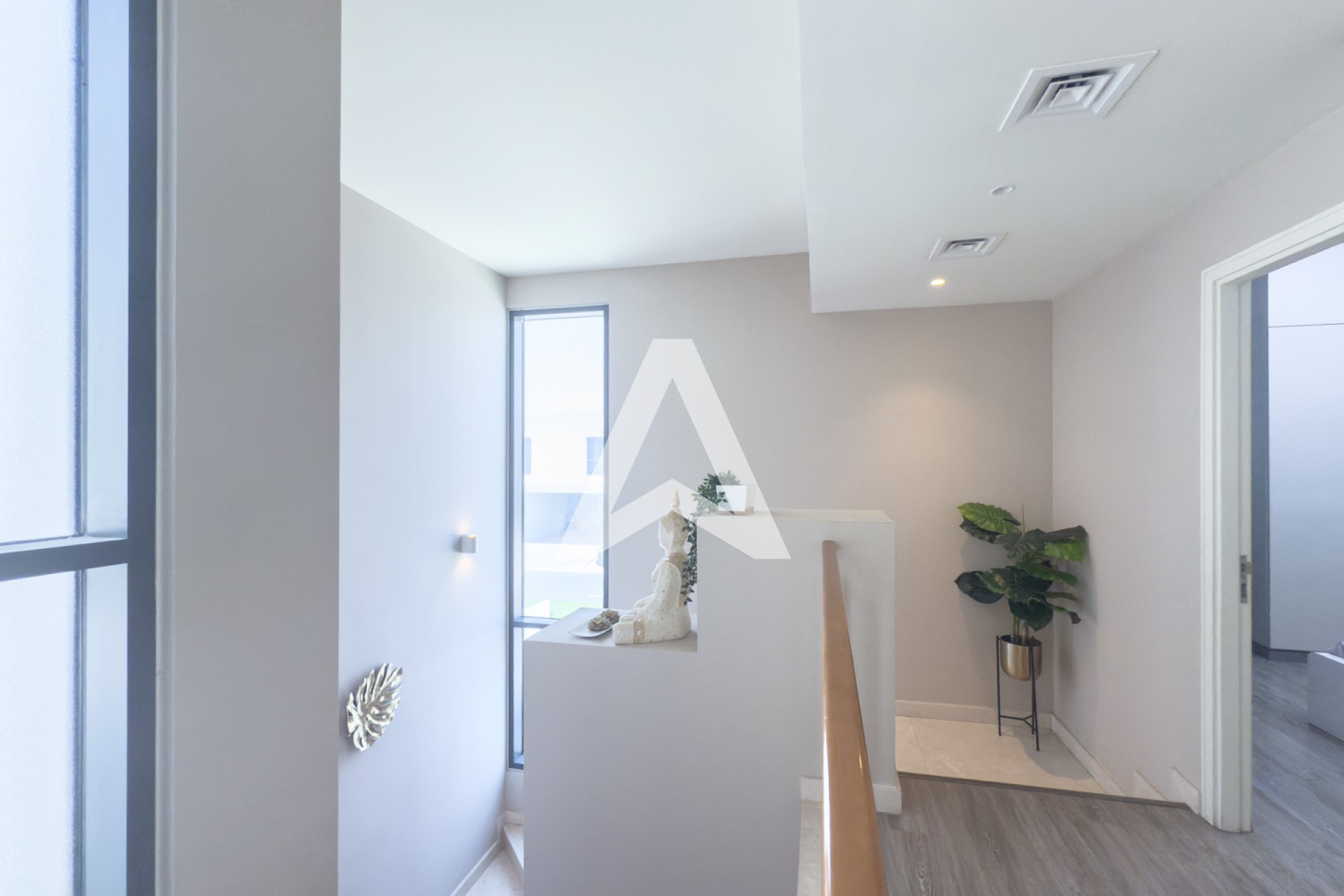 Displayed image from the thumbnail slider