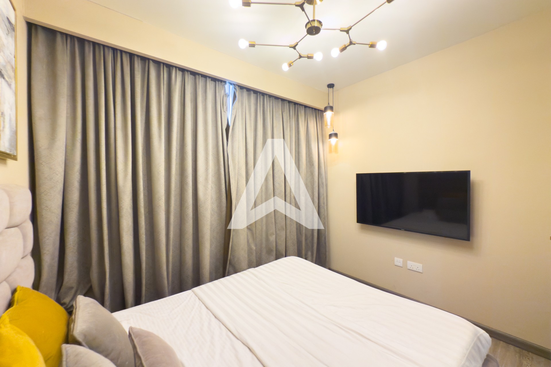 Displayed image from the thumbnail slider