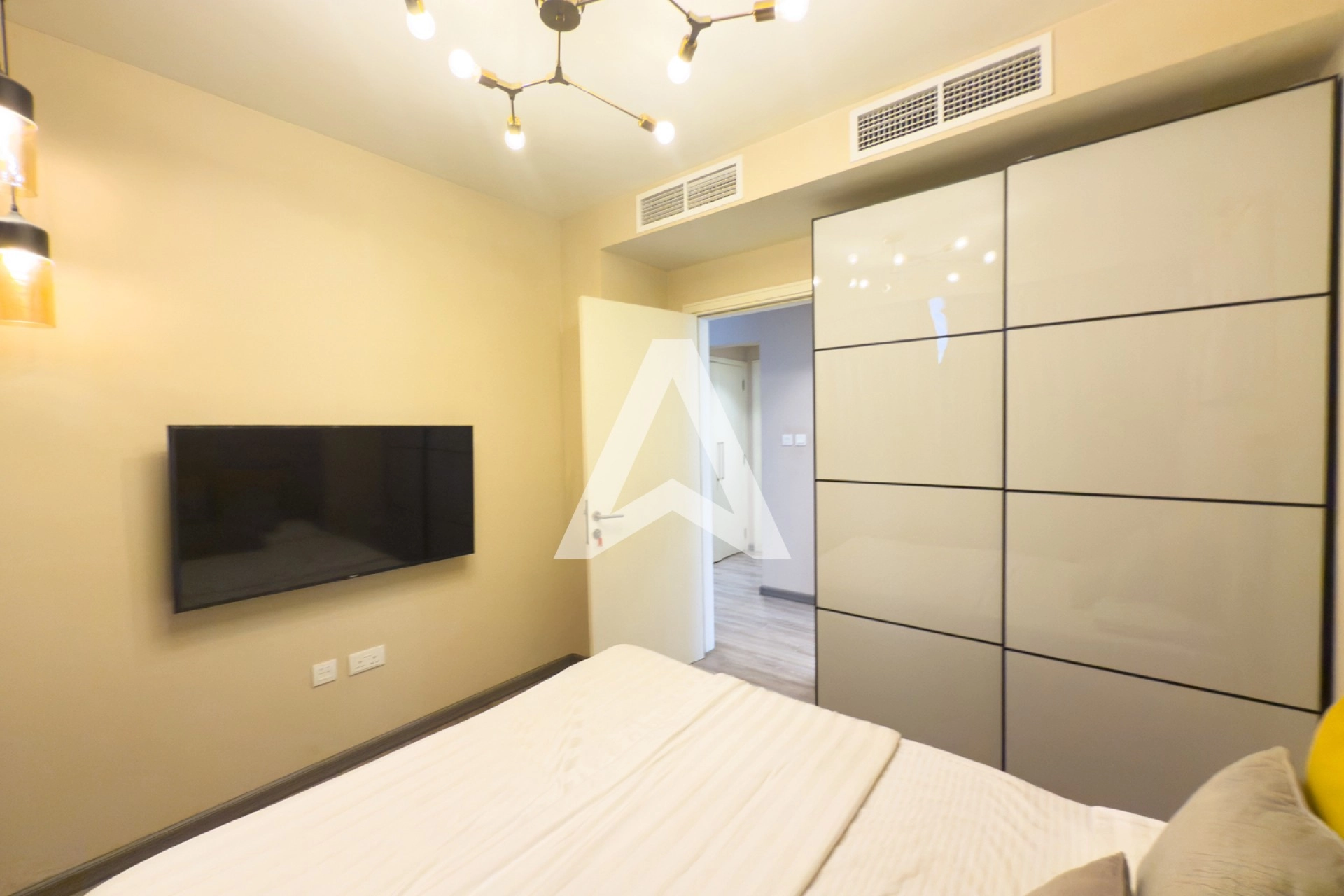 Displayed image from the thumbnail slider