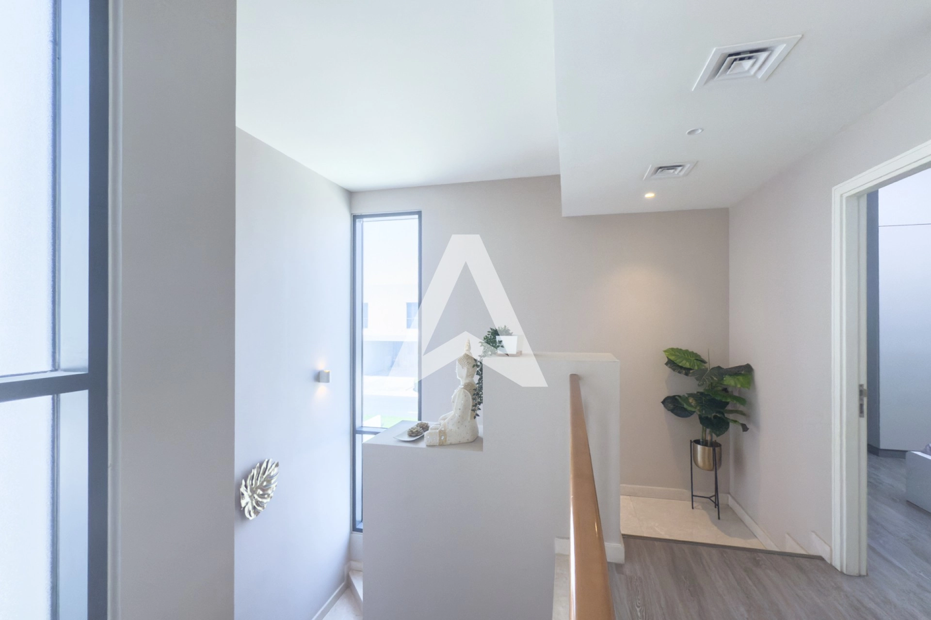 Displayed image from the thumbnail slider