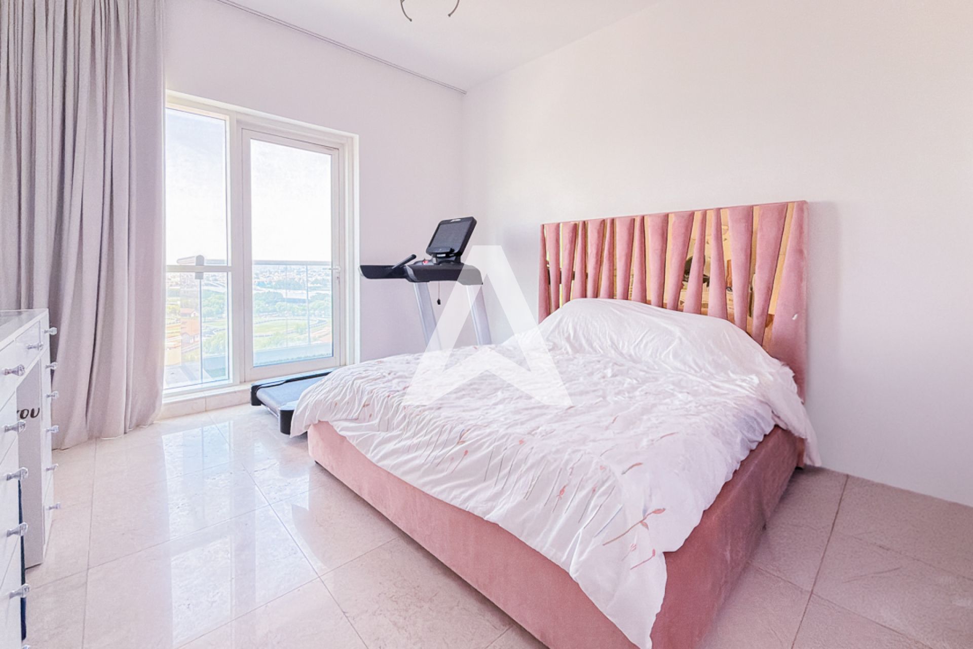 Displayed image from the thumbnail slider