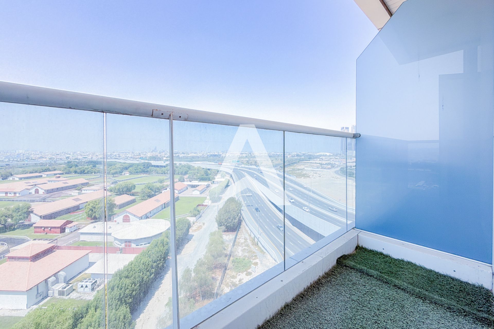 Displayed image from the thumbnail slider