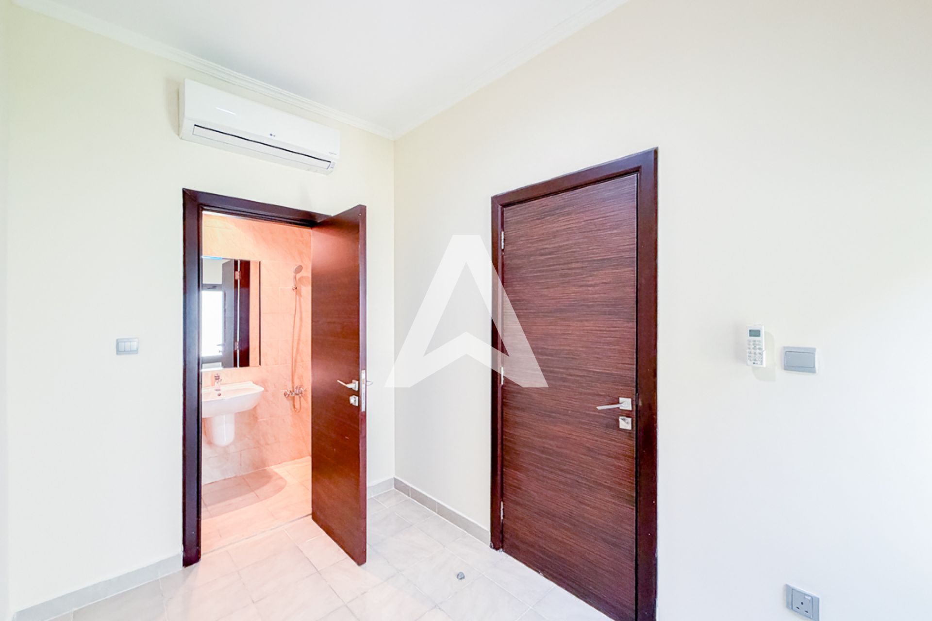 Displayed image from the thumbnail slider