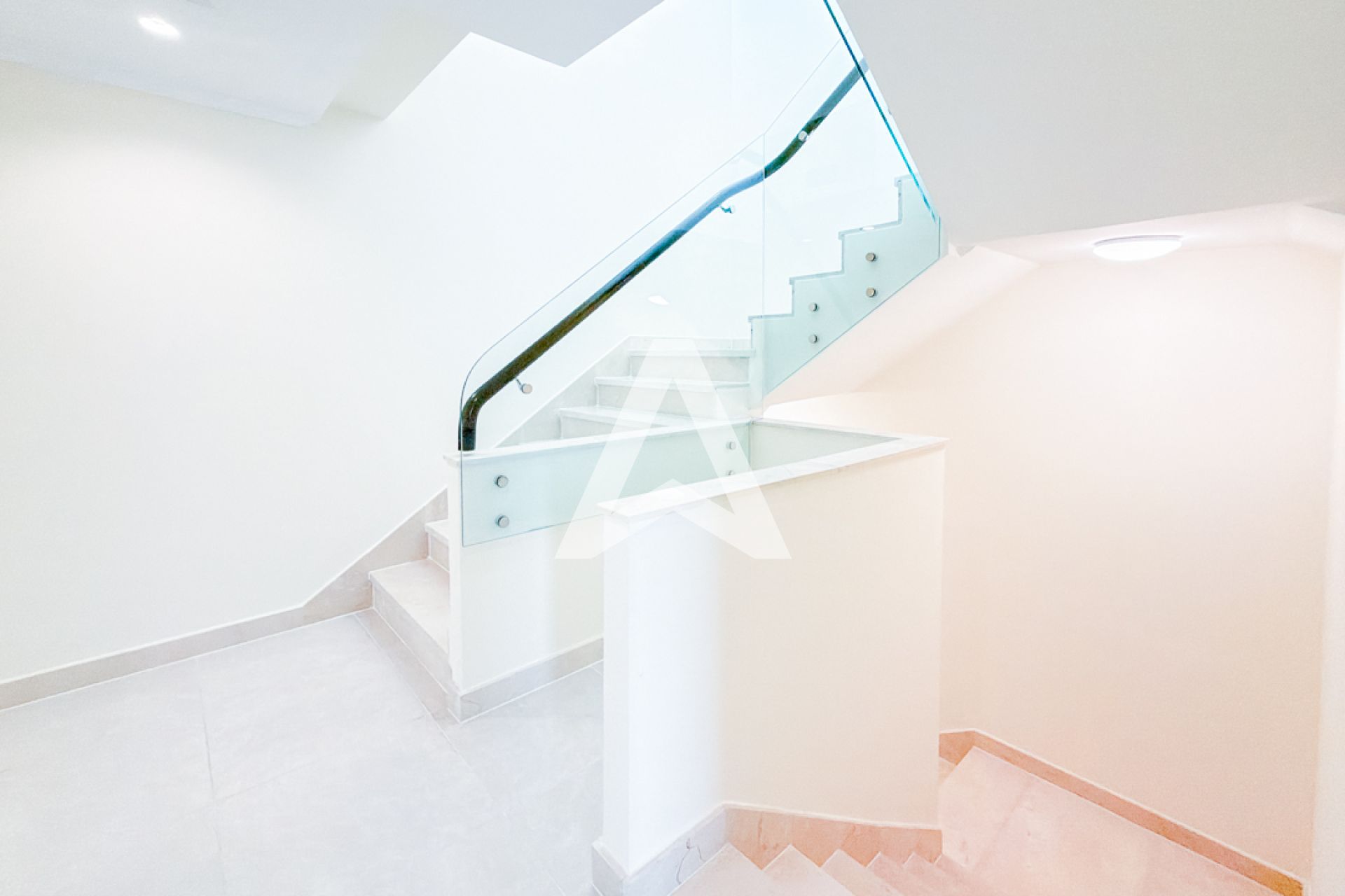 Displayed image from the thumbnail slider
