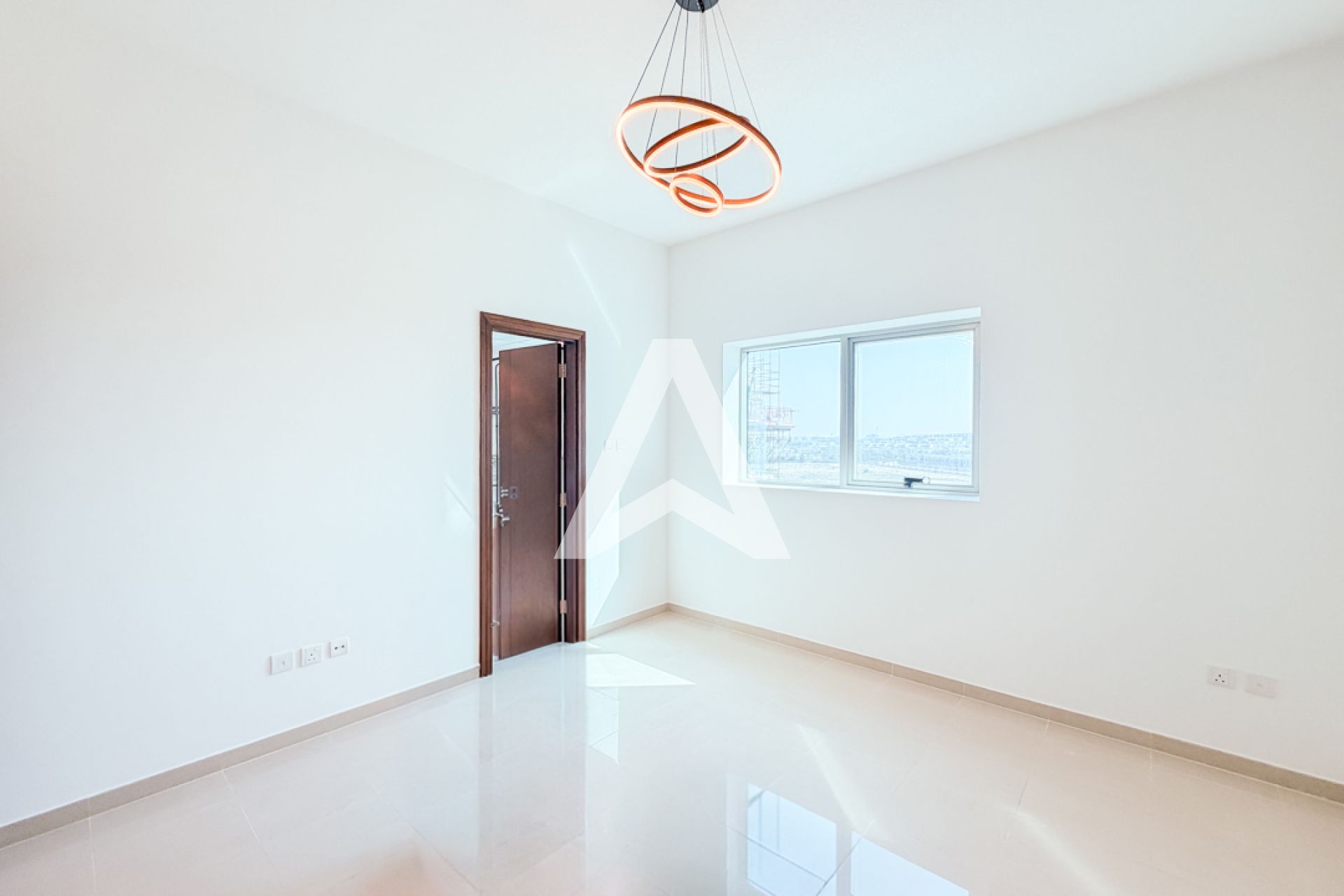 Displayed image from the thumbnail slider