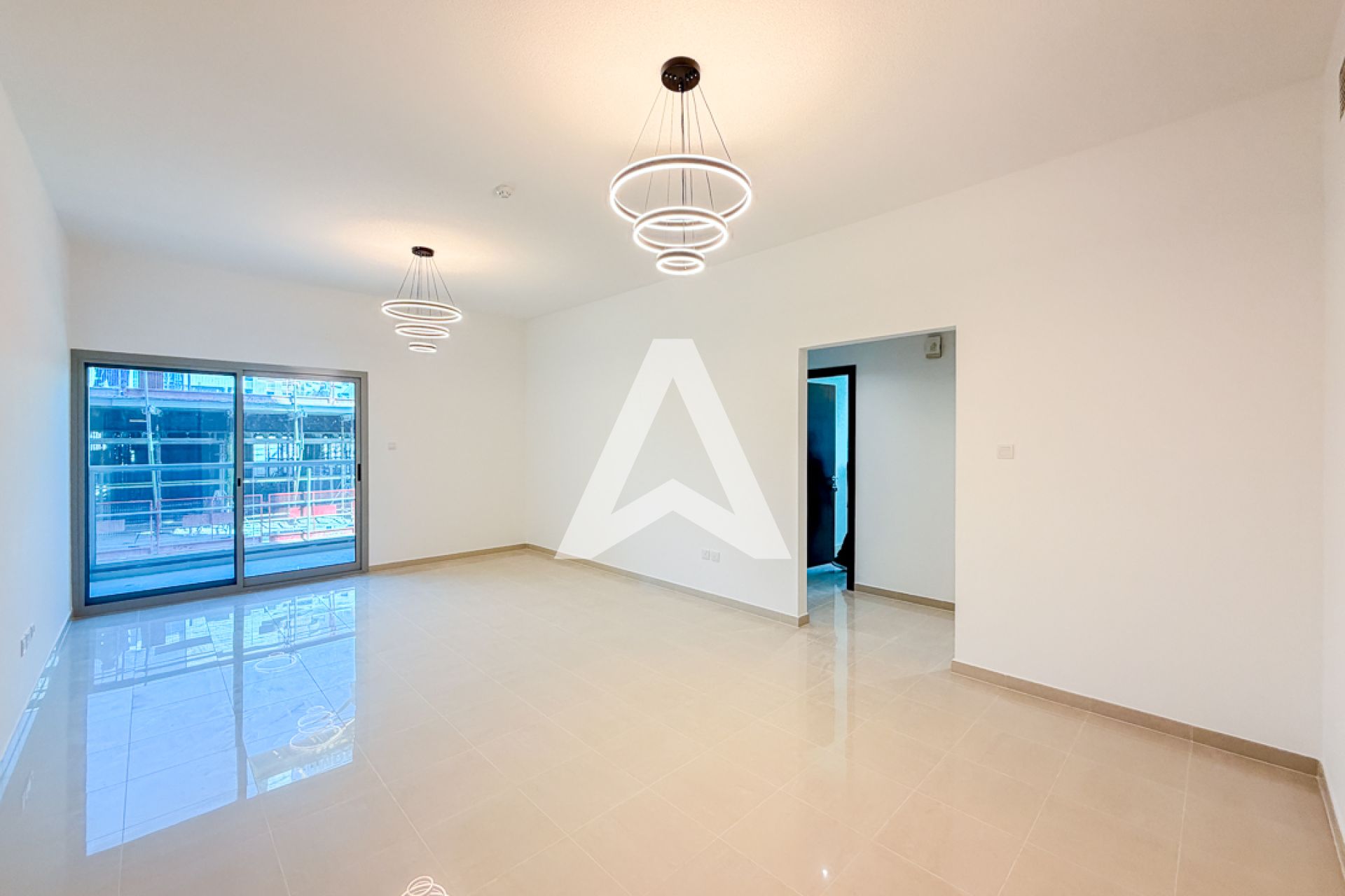 Displayed image from the thumbnail slider