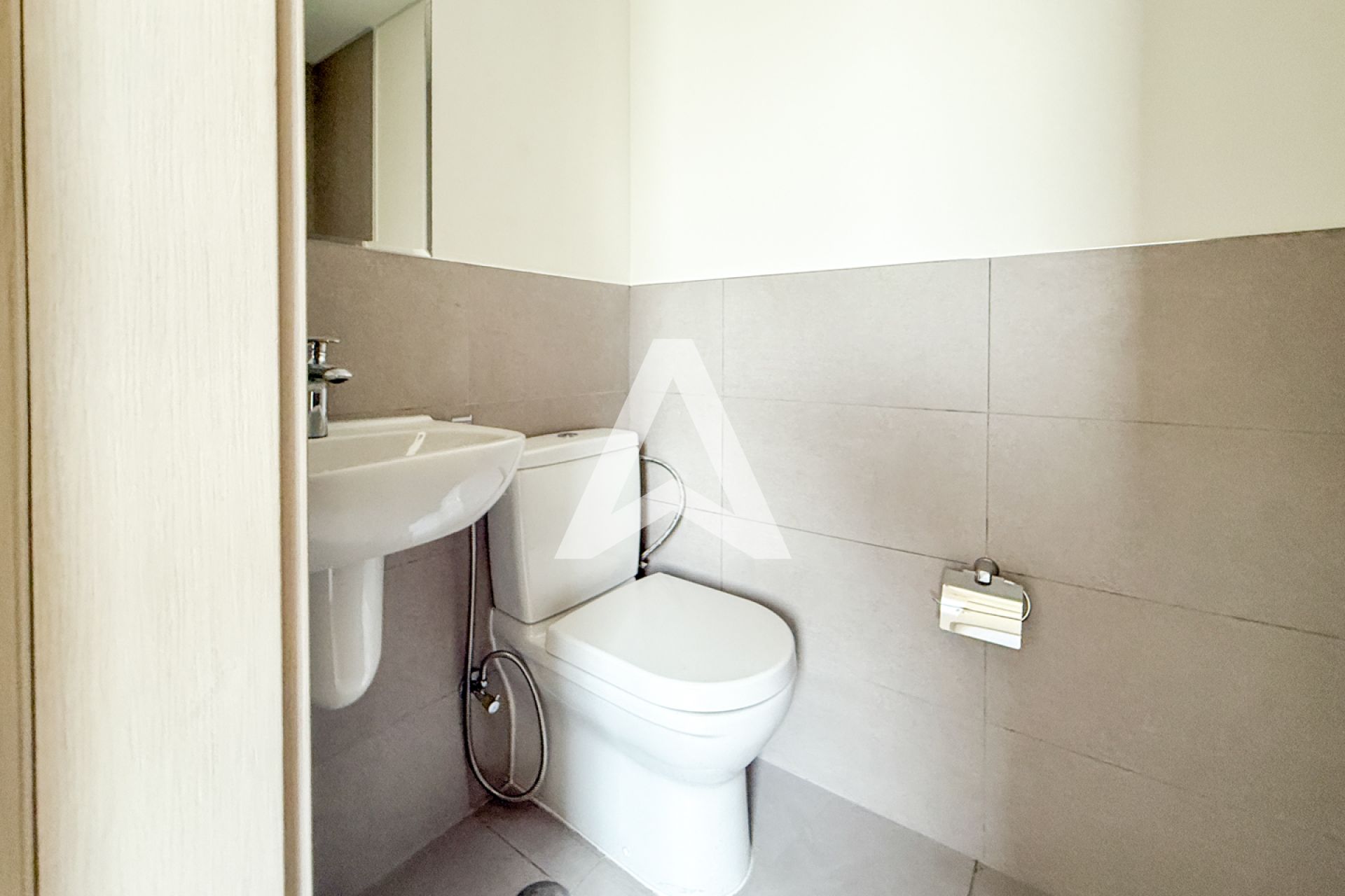 Displayed image from the thumbnail slider