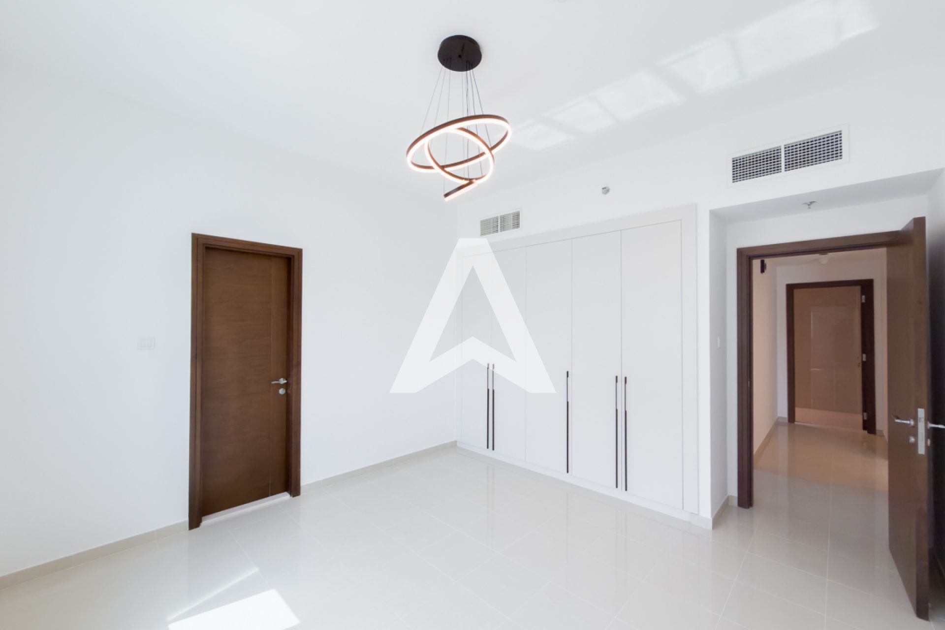 Displayed image from the thumbnail slider
