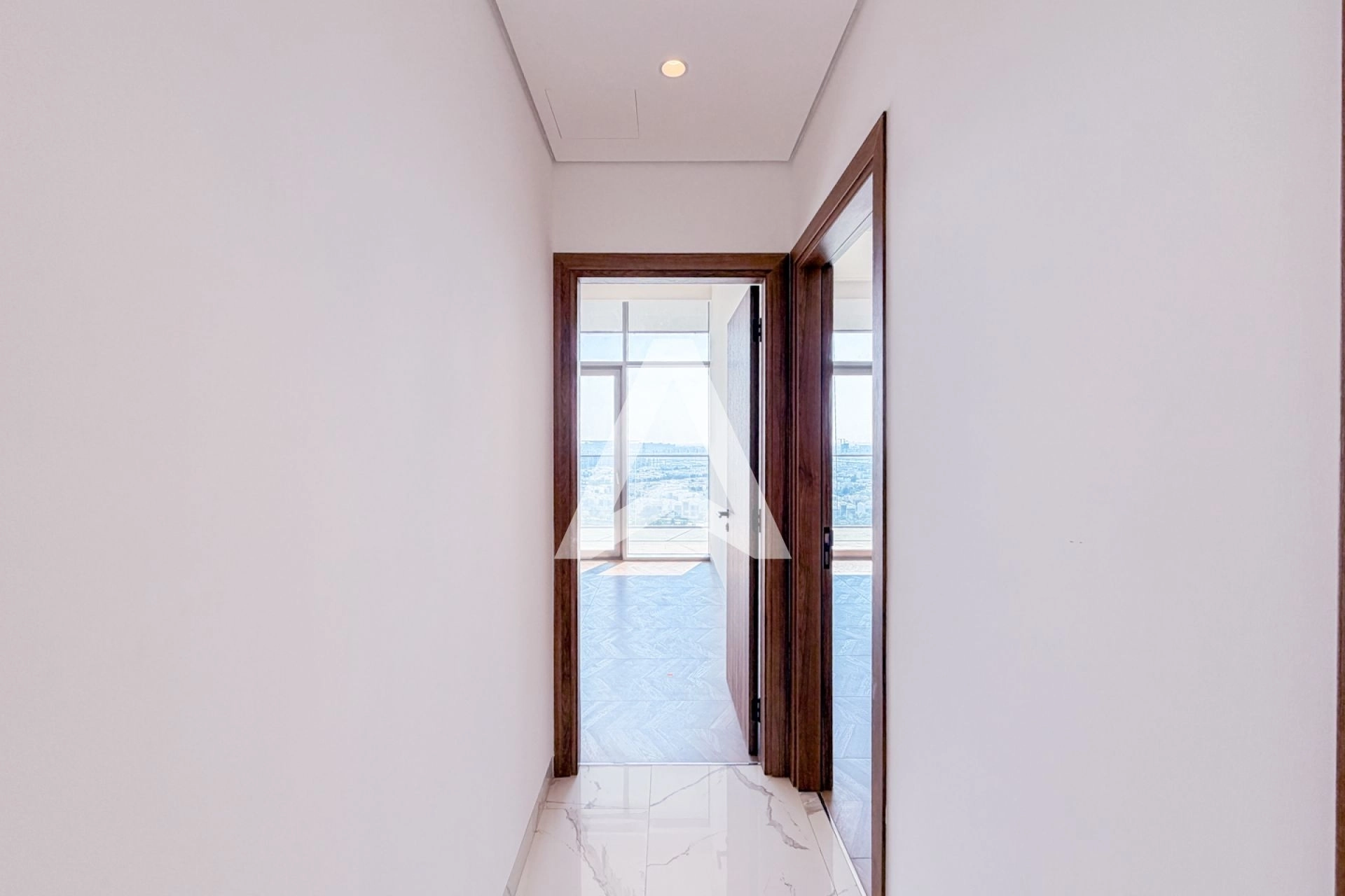 Displayed image from the thumbnail slider