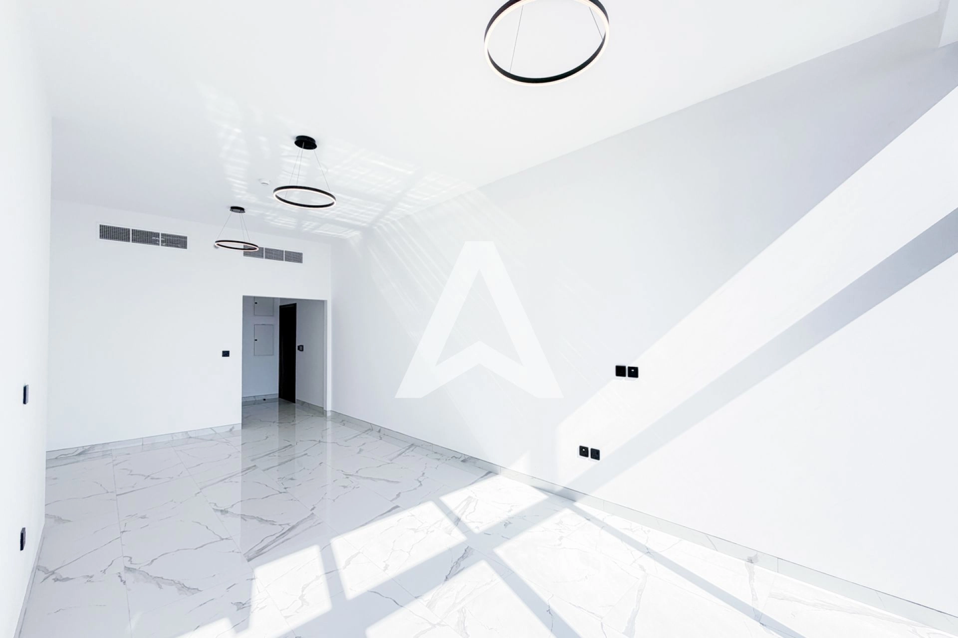 Displayed image from the thumbnail slider