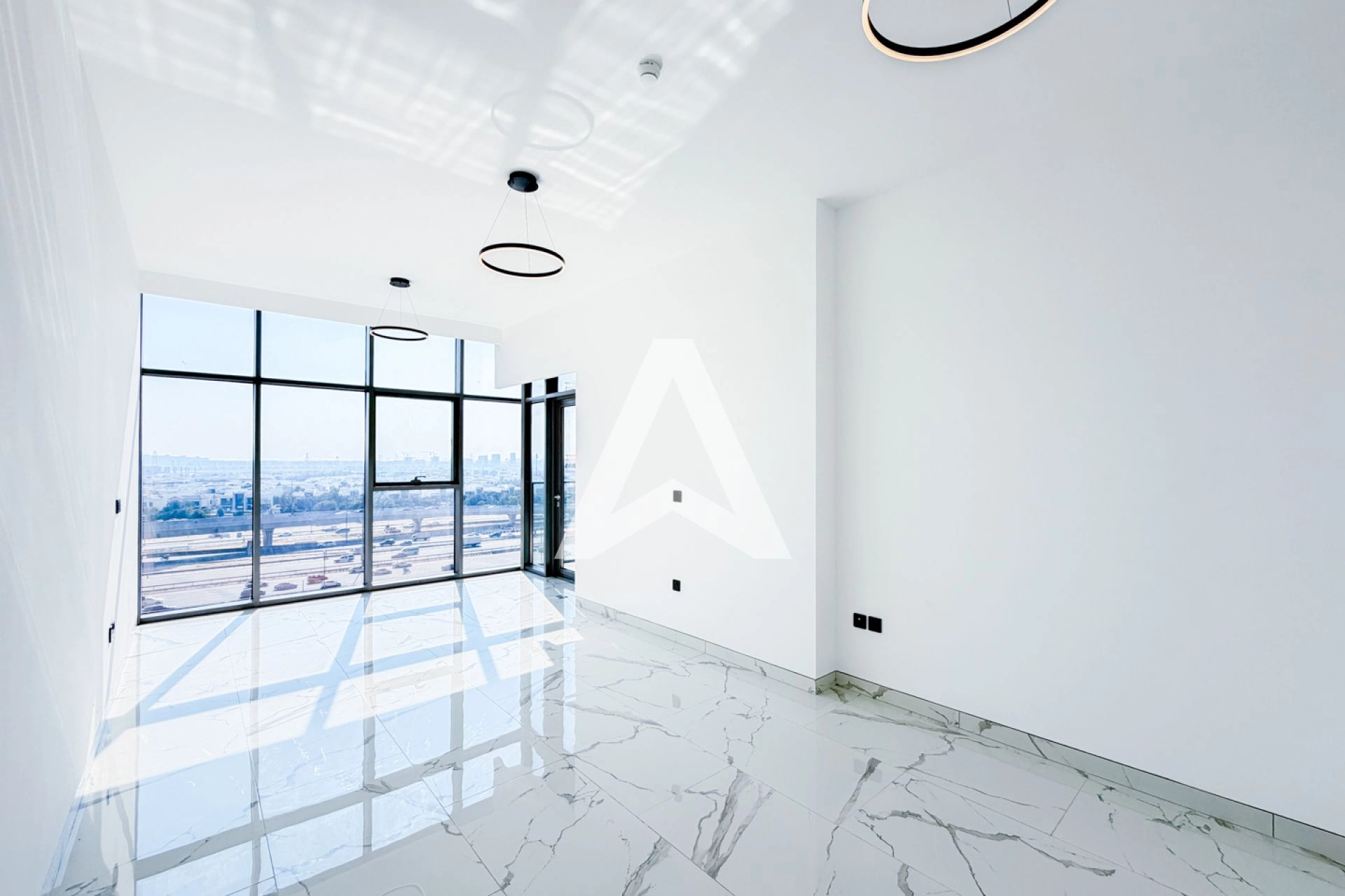 Displayed image from the thumbnail slider