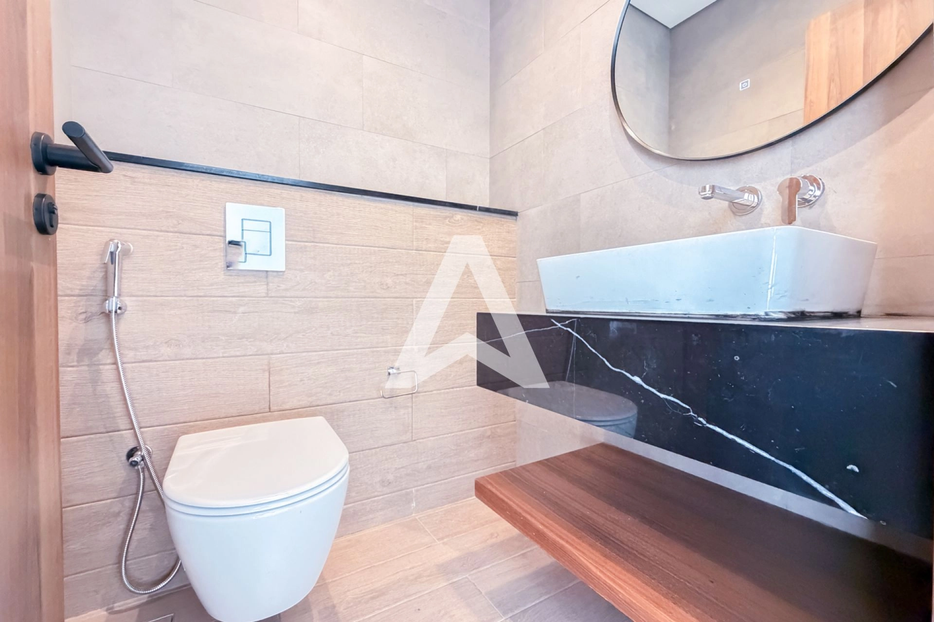 Displayed image from the thumbnail slider