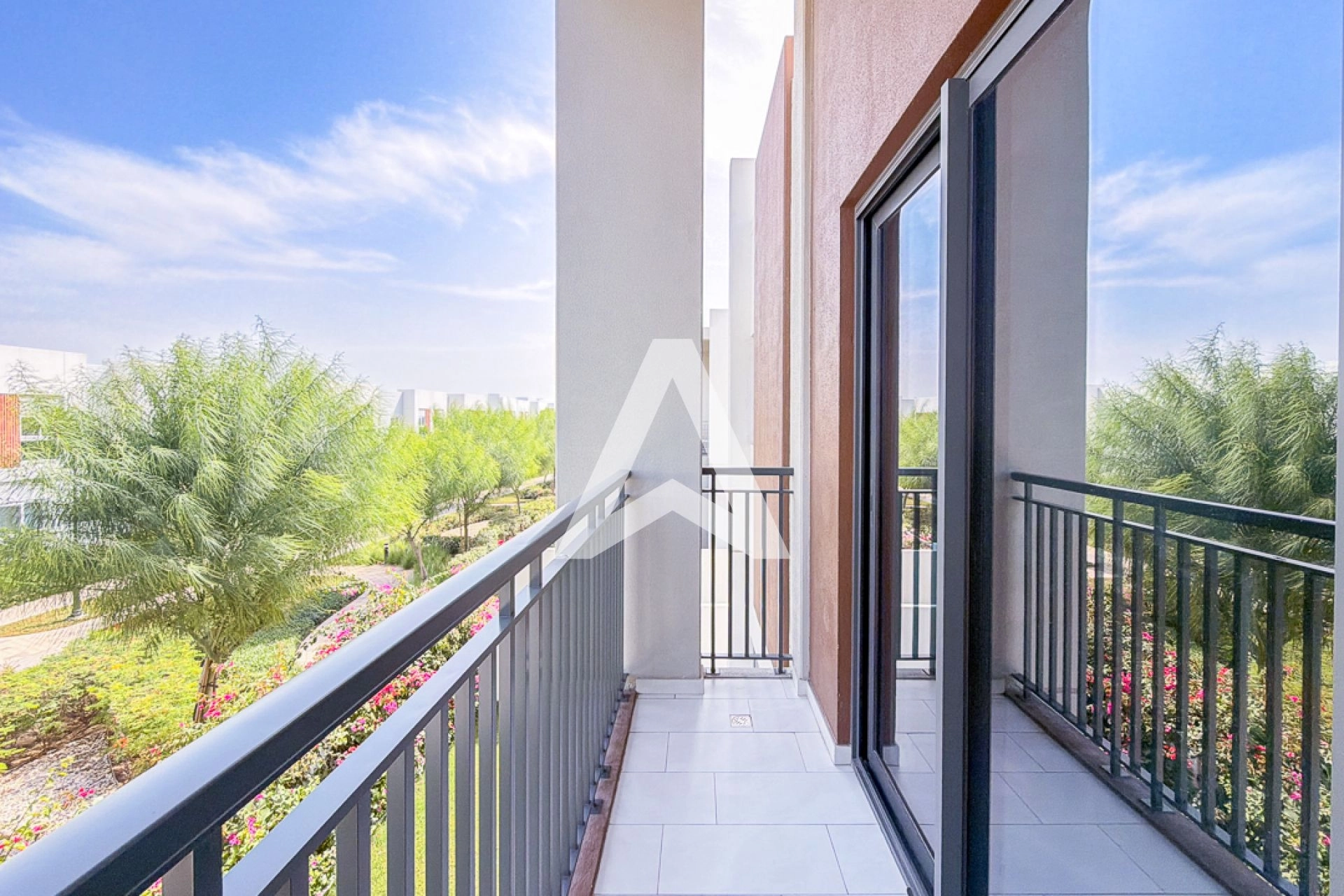 Displayed image from the thumbnail slider