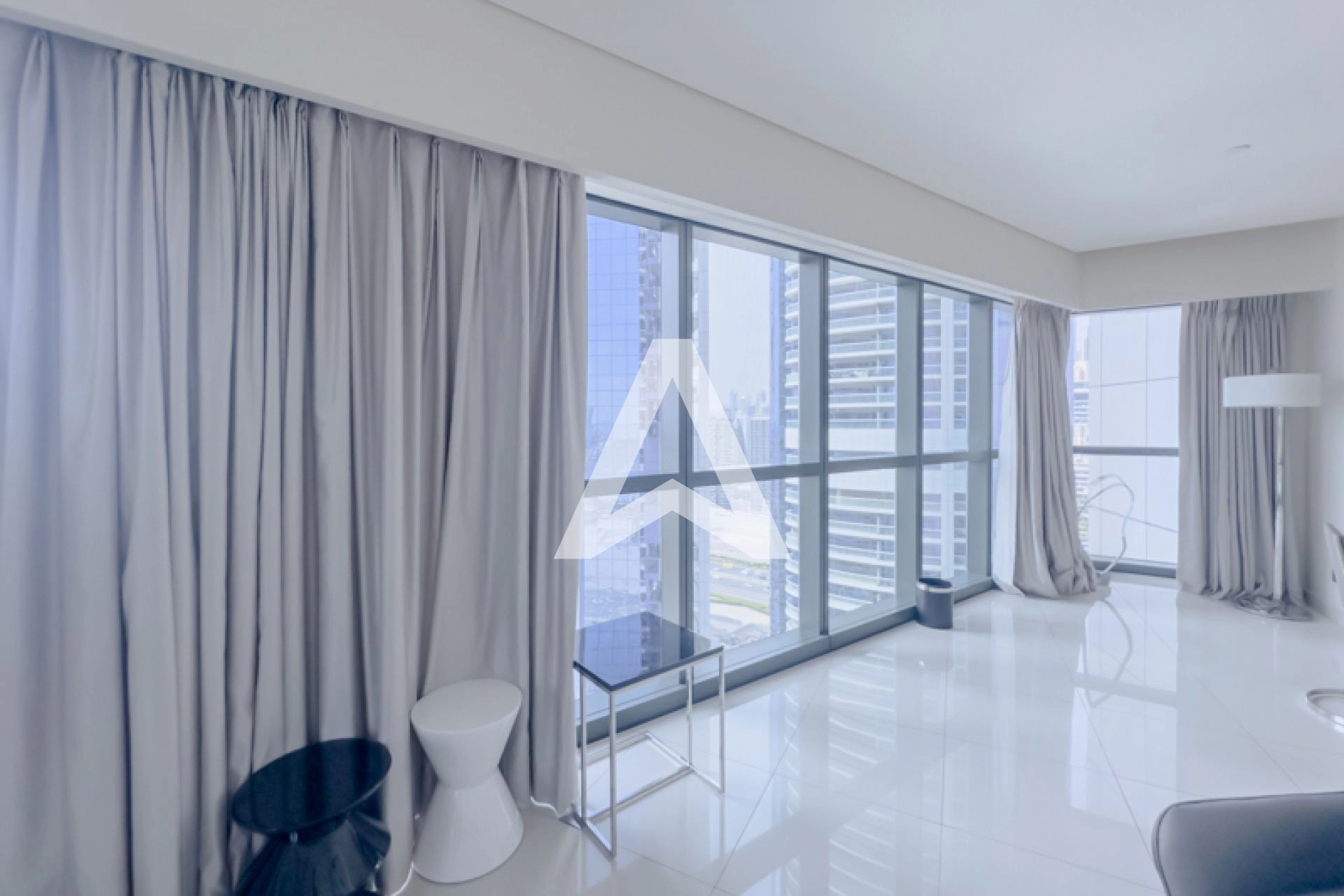Displayed image from the thumbnail slider