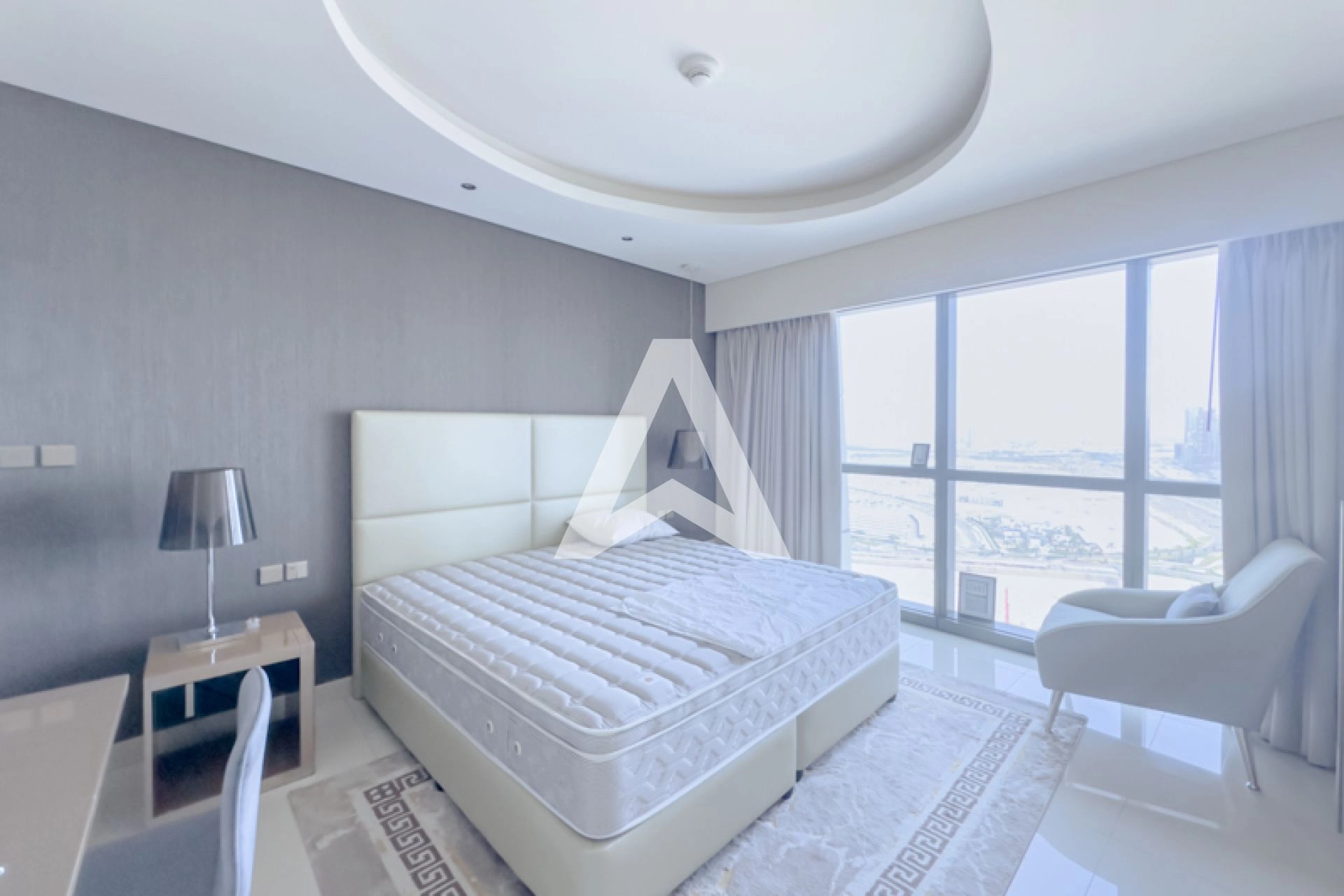 Displayed image from the thumbnail slider