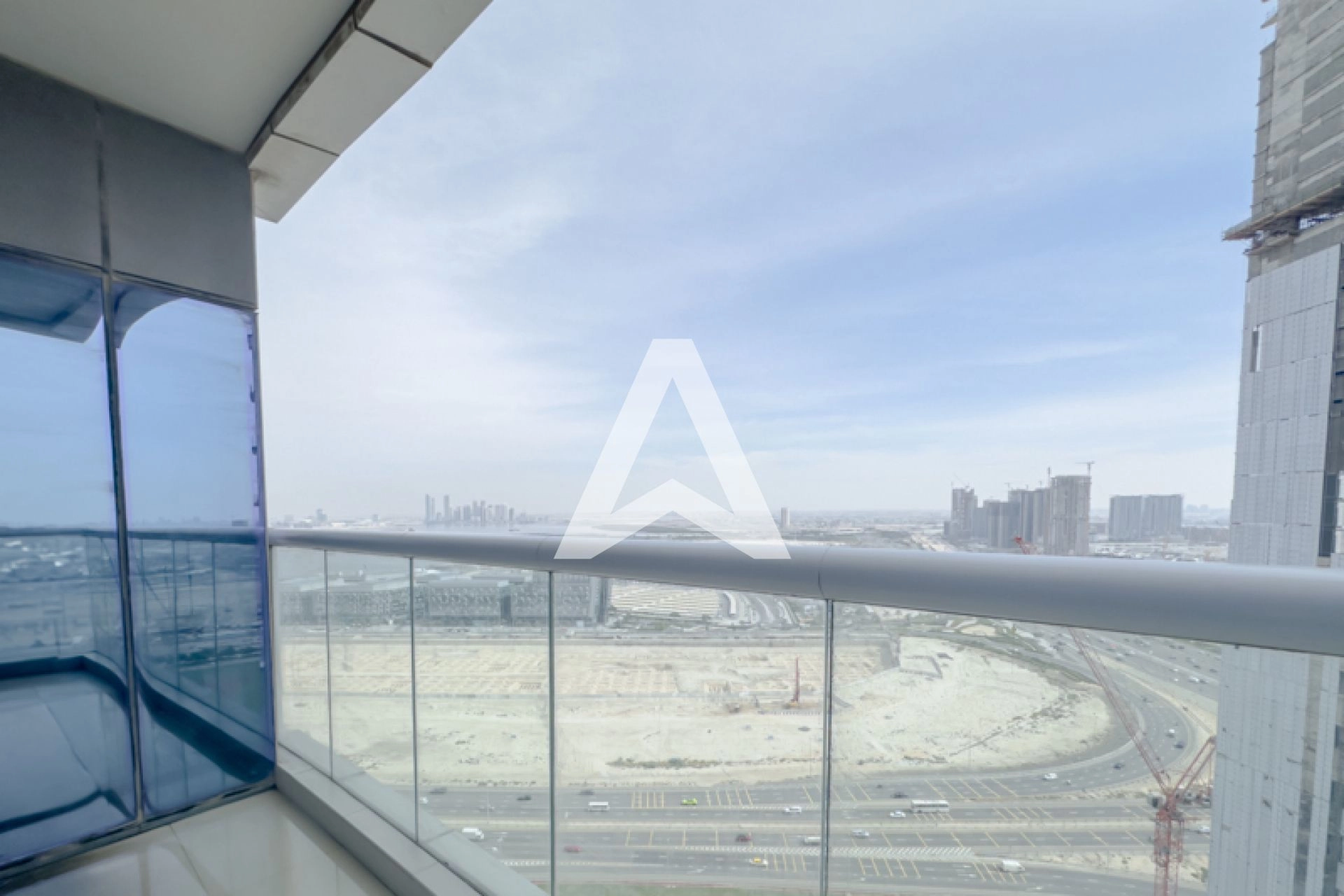 Displayed image from the thumbnail slider