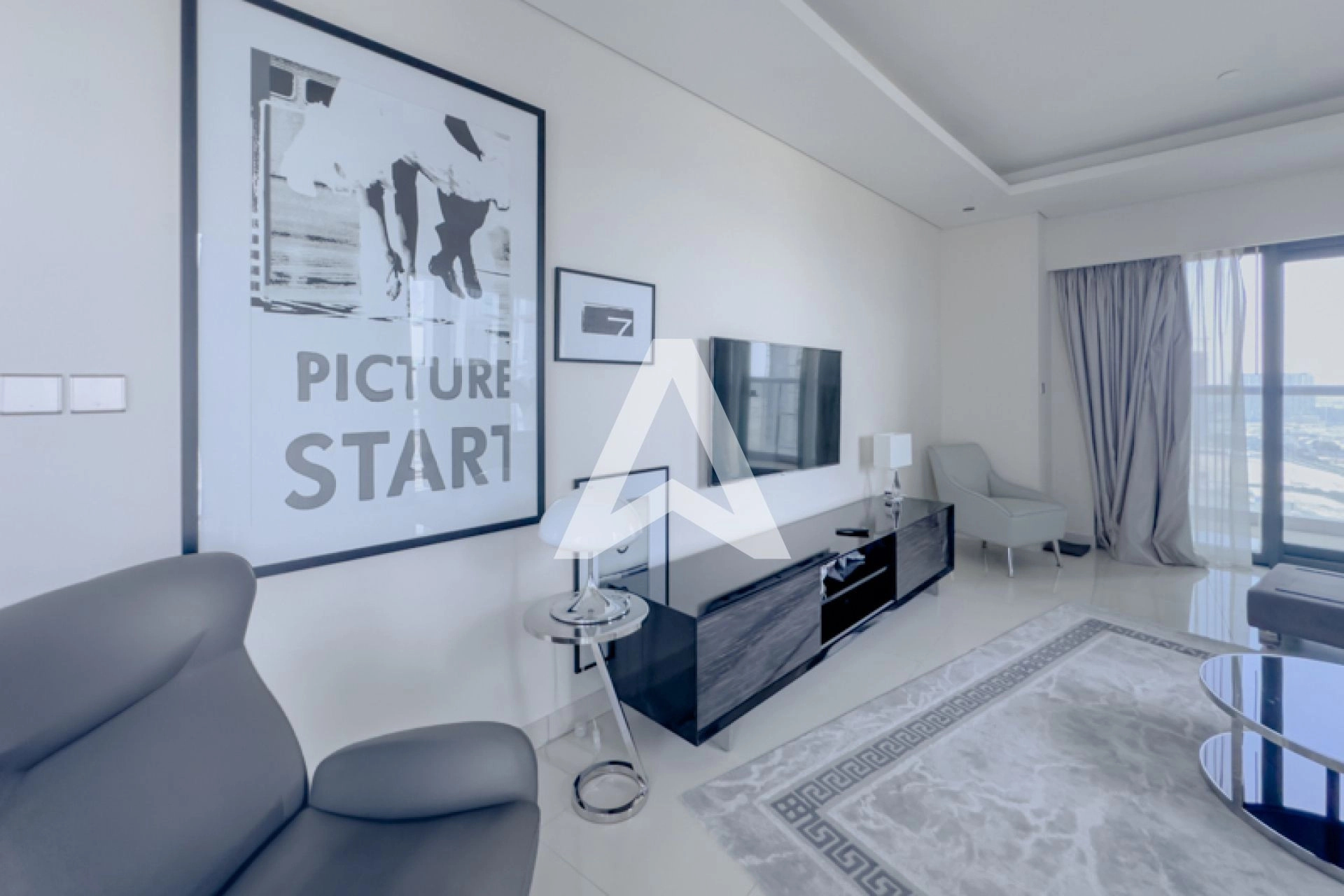 Displayed image from the thumbnail slider