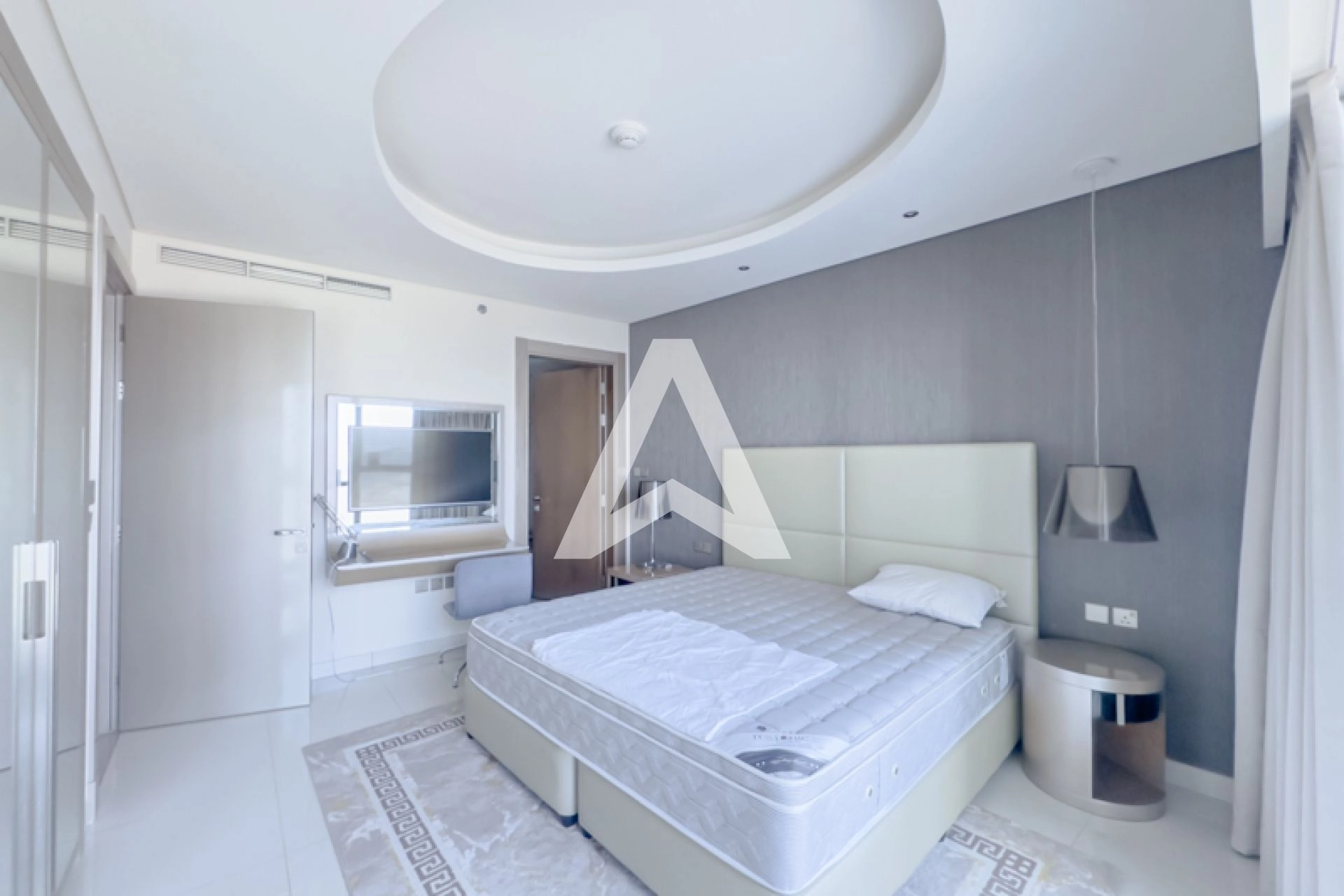 Displayed image from the thumbnail slider