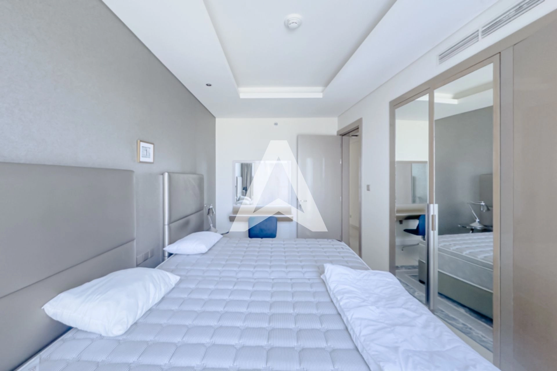 Displayed image from the thumbnail slider